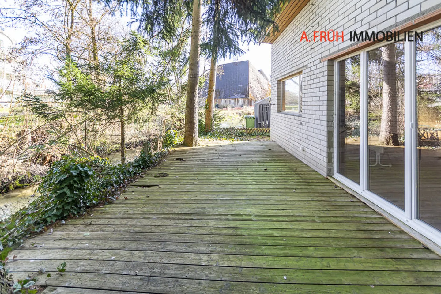 Elegant apartment with plenty of space, garage, and charming terrace by the stream - Photo 6 of 13