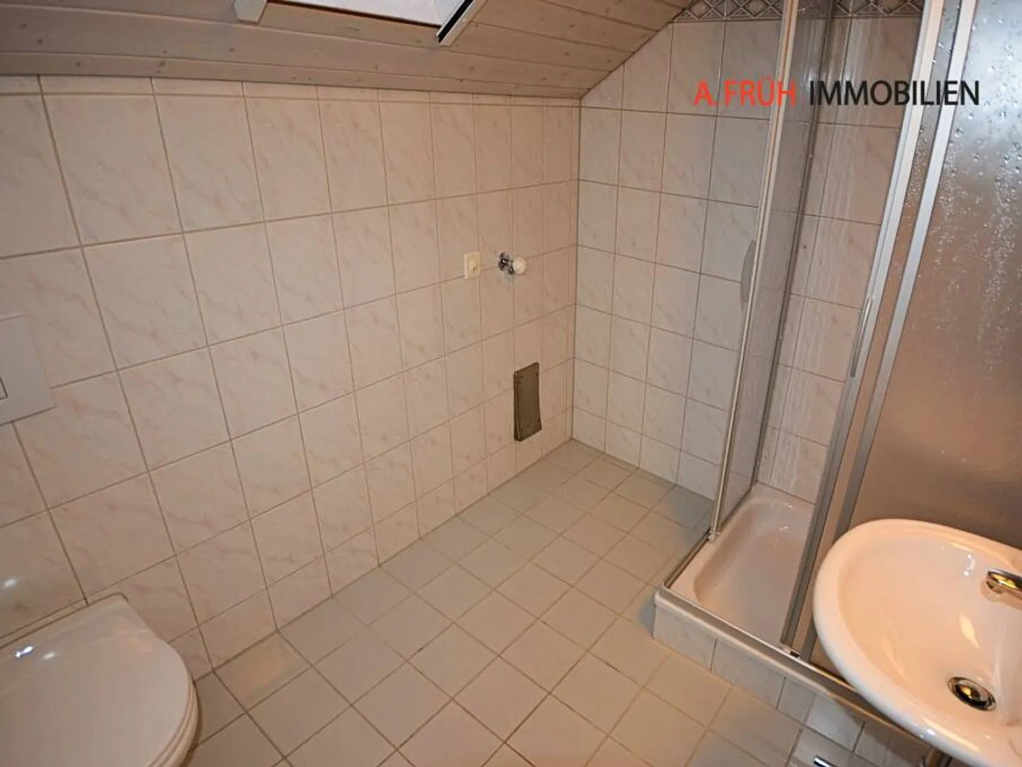 Charming 4.5-room maisonette attic with fireplace and balcony overlooking greenery - Photo 11 of 13