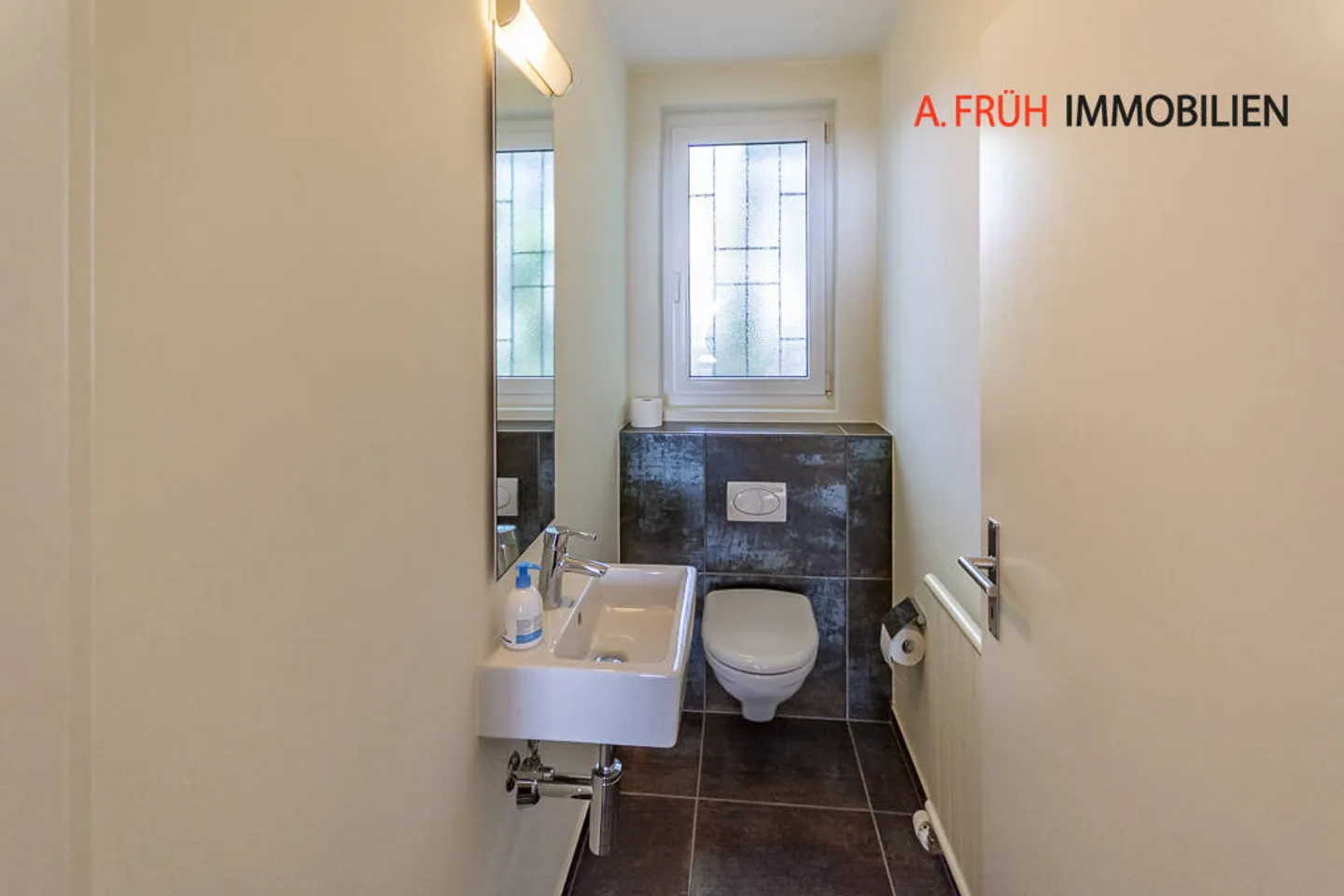 Elegant apartment with plenty of space, garage, and charming terrace by the stream - Photo 3 of 13