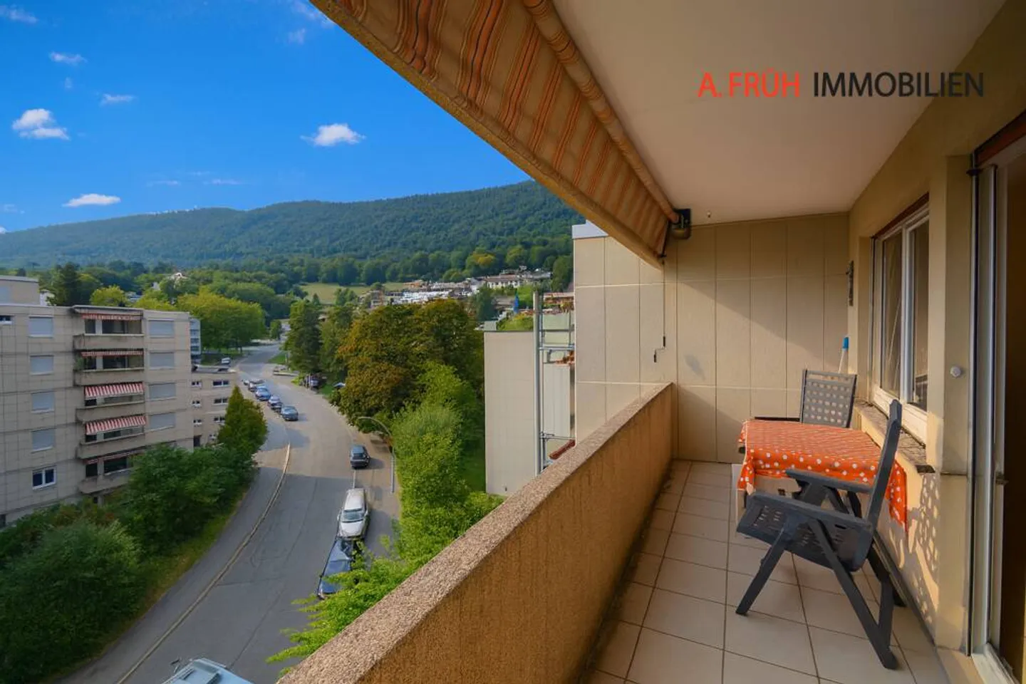 Luminoso appartamento attico di 4,5 stanze con vista sulle montagne e grande balcone - Foto 6 di 13