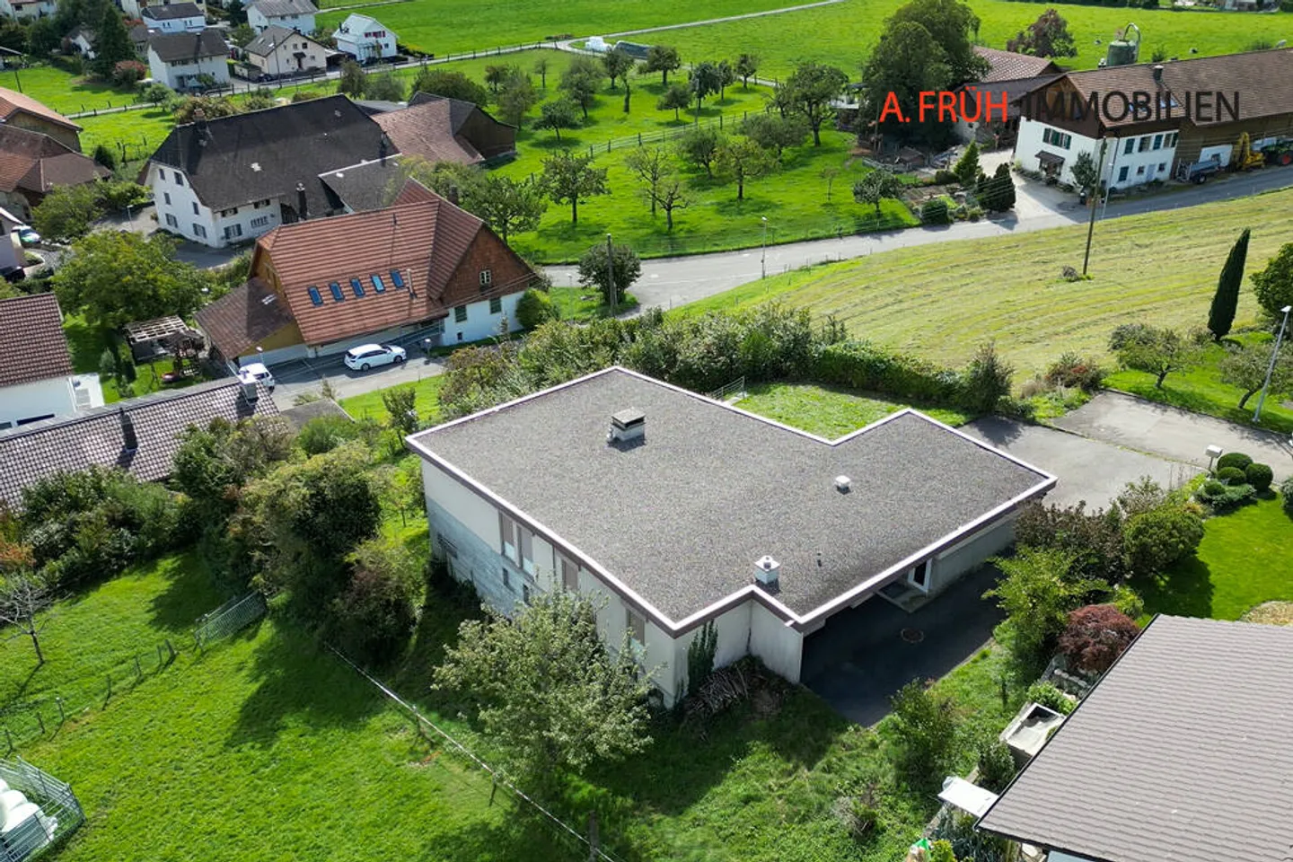 Bright single-family home in a quiet location with mountain views and panoramic views over Solothurn - Photo 1 of 12