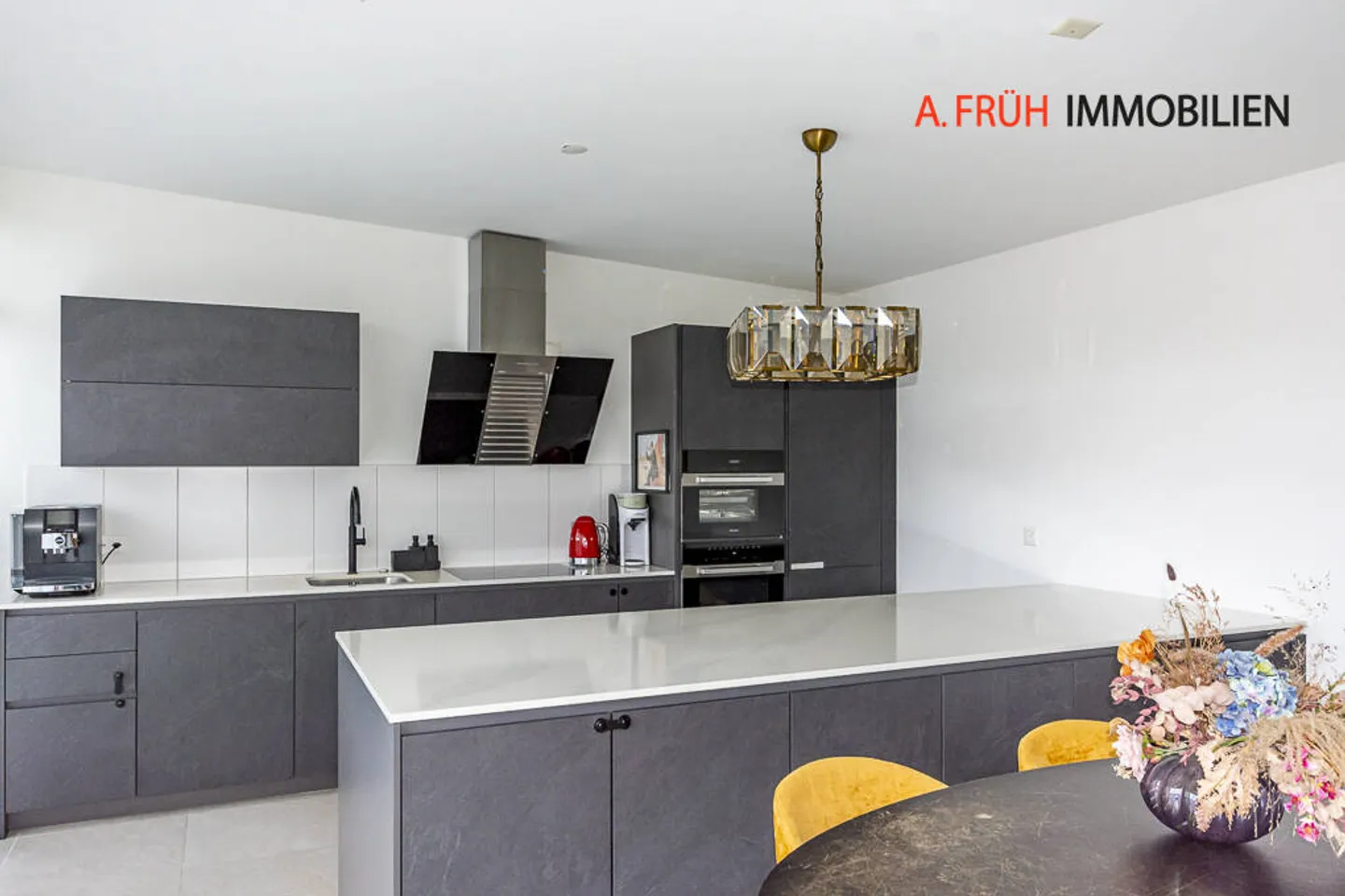 Appartamento duplex con stile: Concetto abitativo moderno e balconi soleggiati - Foto 2 di 11