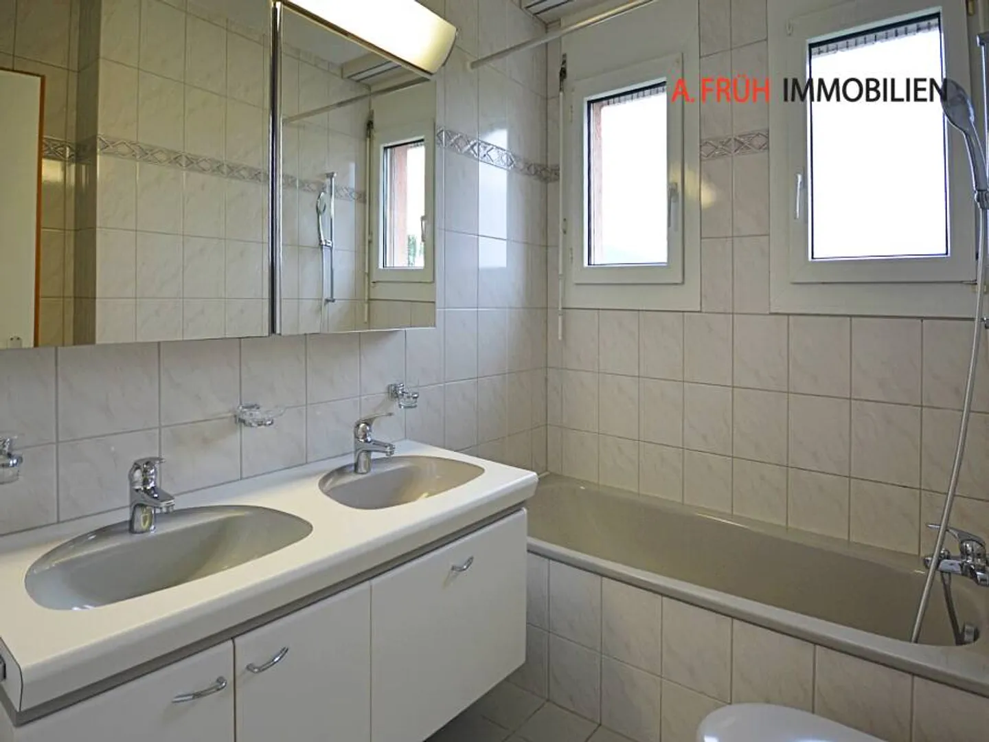 Charming 4.5-room maisonette attic with fireplace and balcony overlooking greenery - Photo 4 of 13