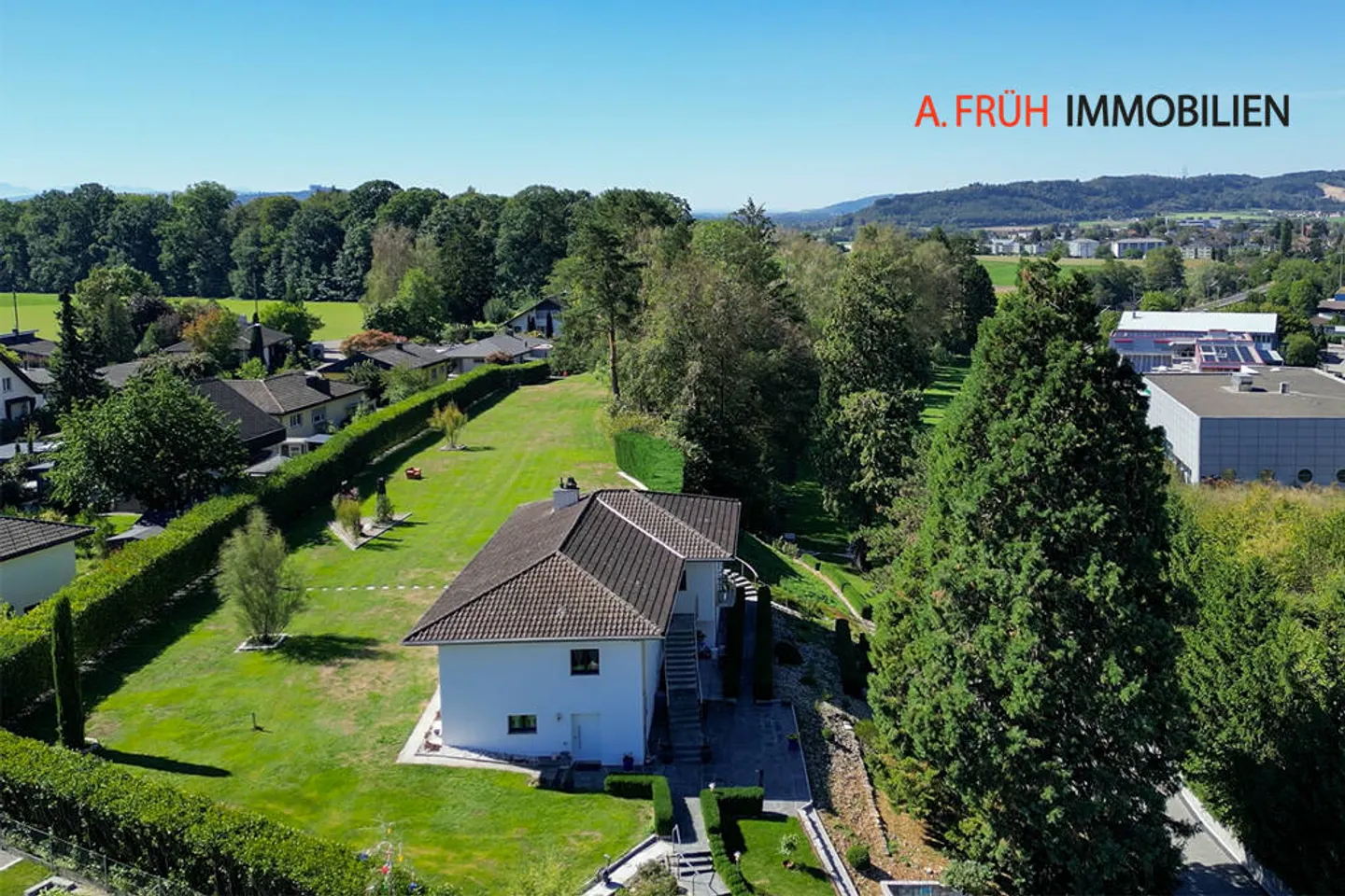 Une oasis privée avec beaucoup d'espace et une vue magnifique - Photo 1 sur 13