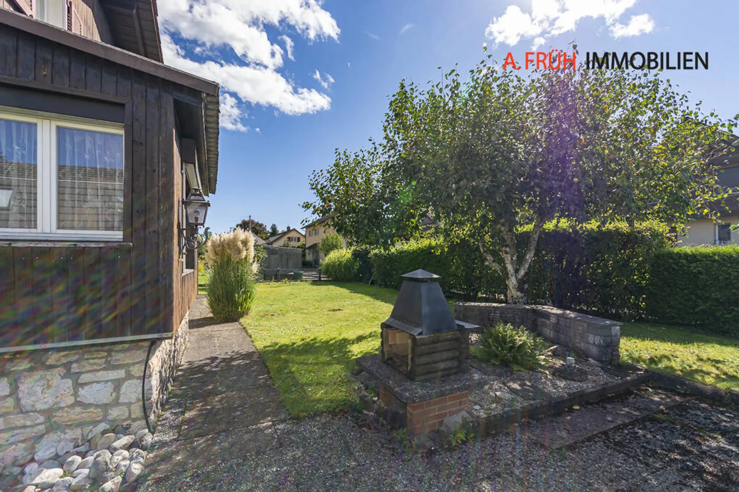 Solid two-family house in a quiet, preferred residential area - Photo 2 of 10