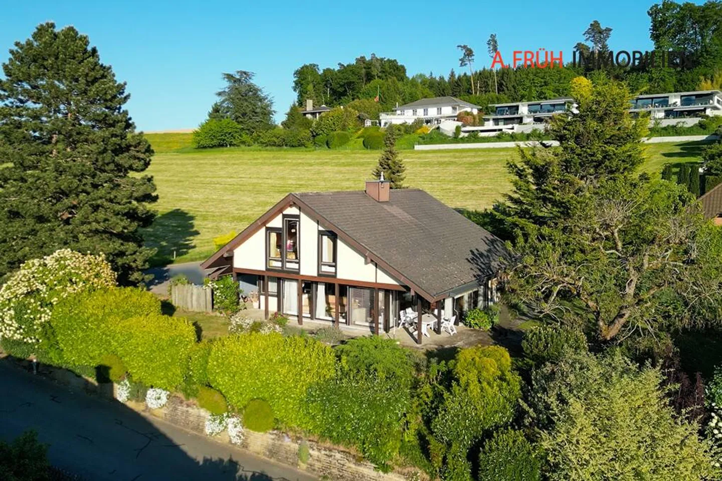 Ein Haus voller Licht und Leben über dem Bielersee - Photo 1 sur 10