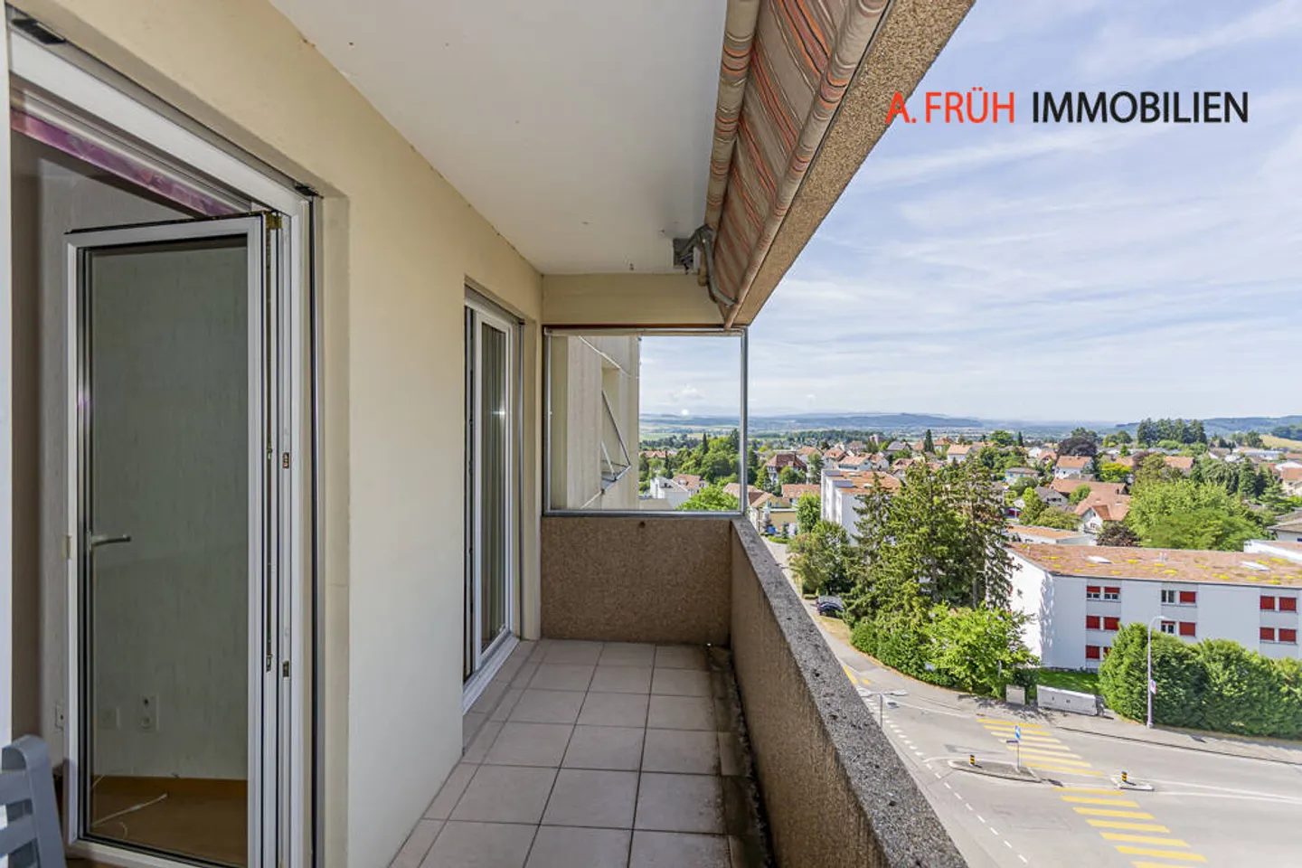 Living with a View: Penthouse Apartment with Potential for Individual Design - Photo 3 of 8