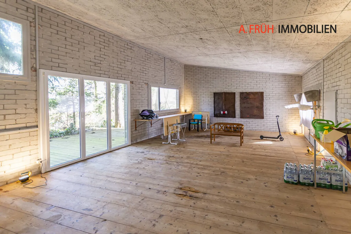 Elegant apartment with plenty of space, garage, and charming terrace by the stream - Photo 5 of 13