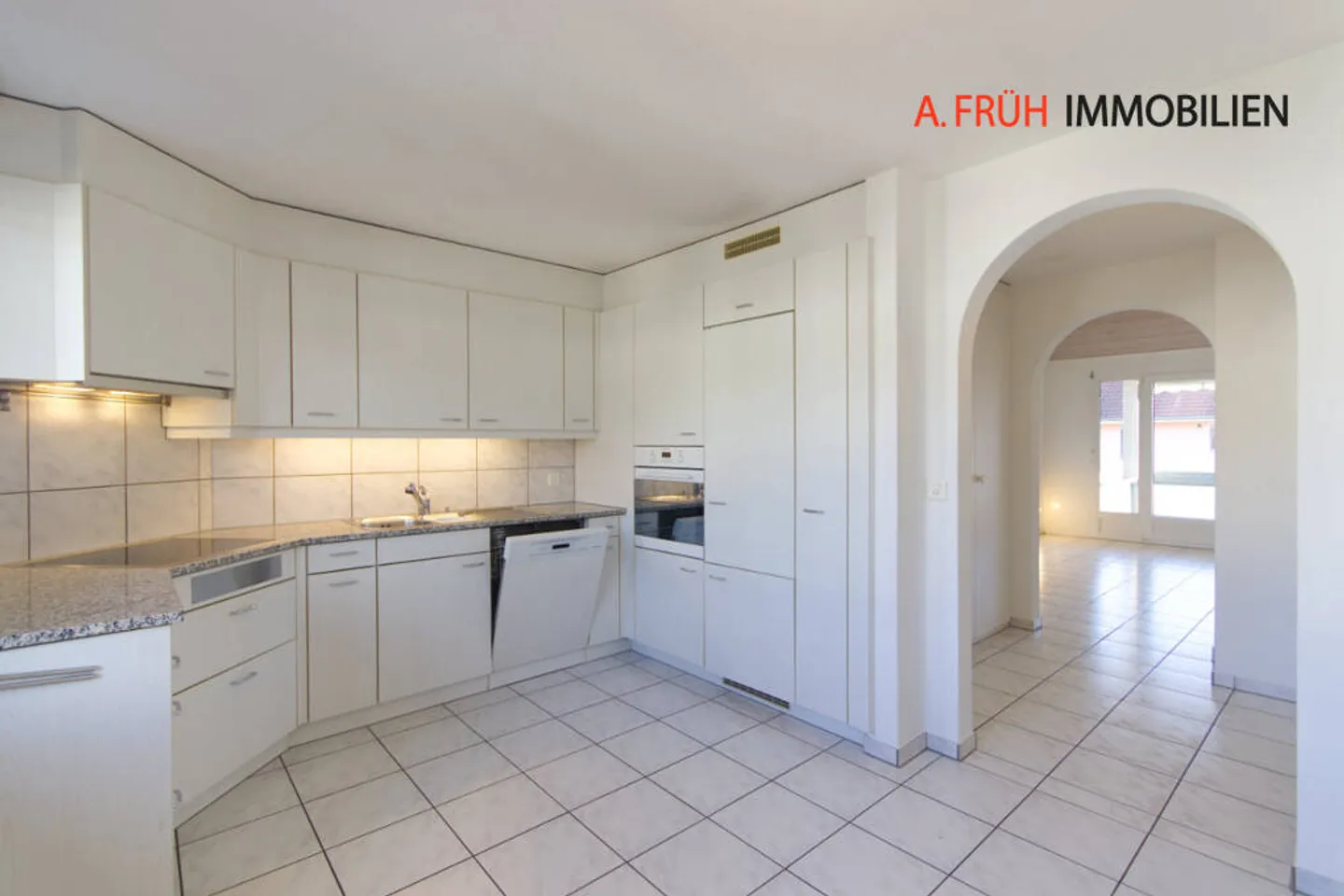 Helle 4.5-Zimmer-Maisonette-Attika mit Cheminée und Balkon ins Grüne - Foto 1 von 11