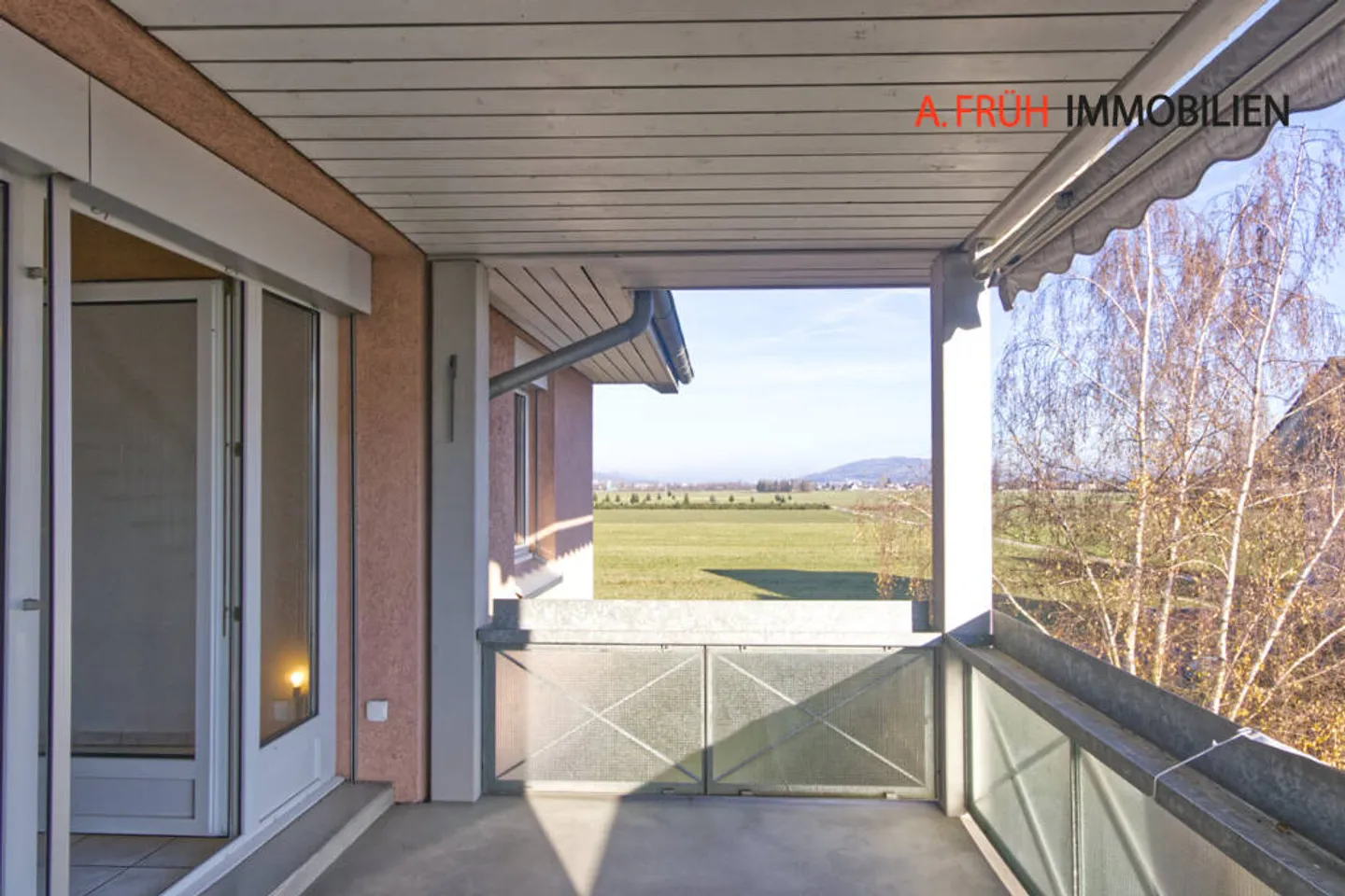 Helle 4.5-Zimmer-Maisonette-Attika mit Cheminée und Balkon ins Grüne - Foto 4 von 11