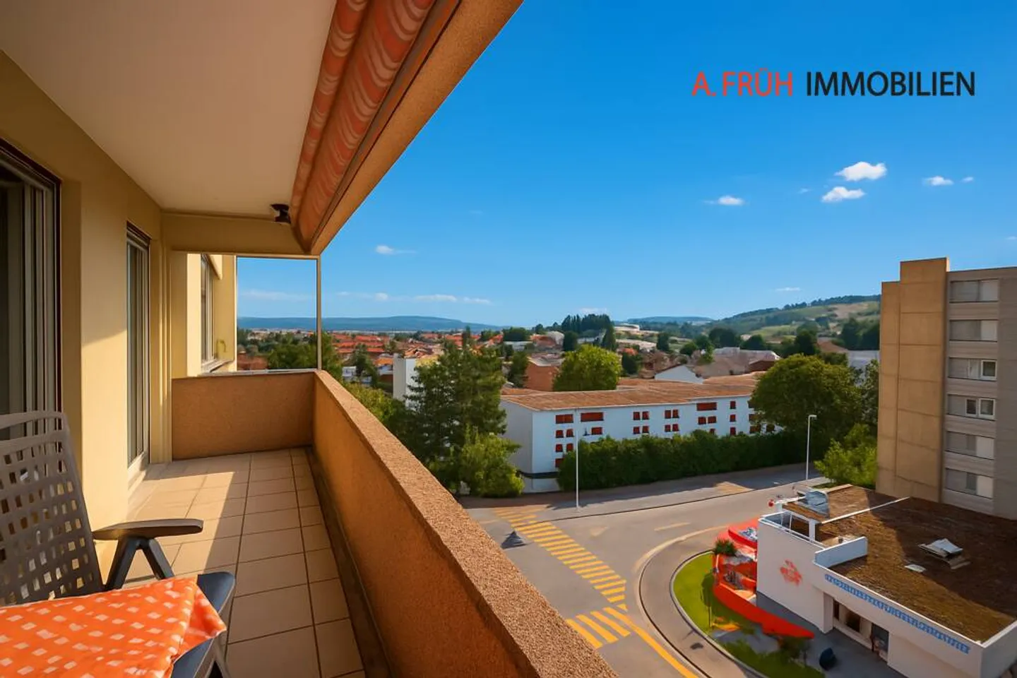 Luminoso appartamento attico di 4,5 stanze con vista sulle montagne e grande balcone - Foto 1 di 13