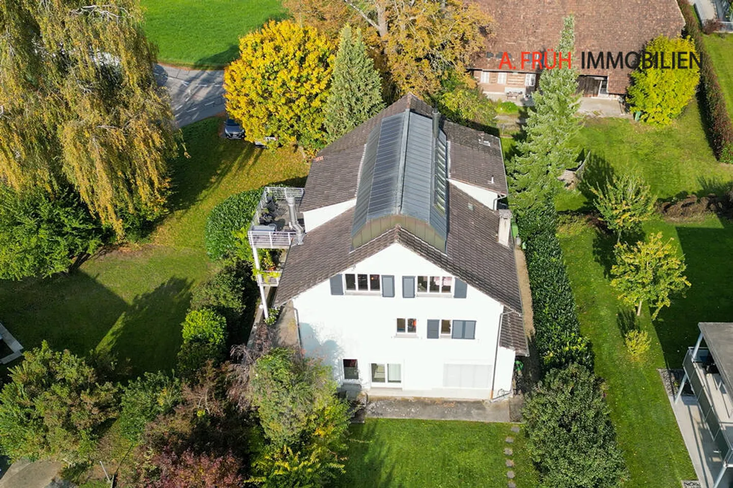 Mehrfamilienhaus mit Weitblick und architektonischem Charme - Photo 1 of 13