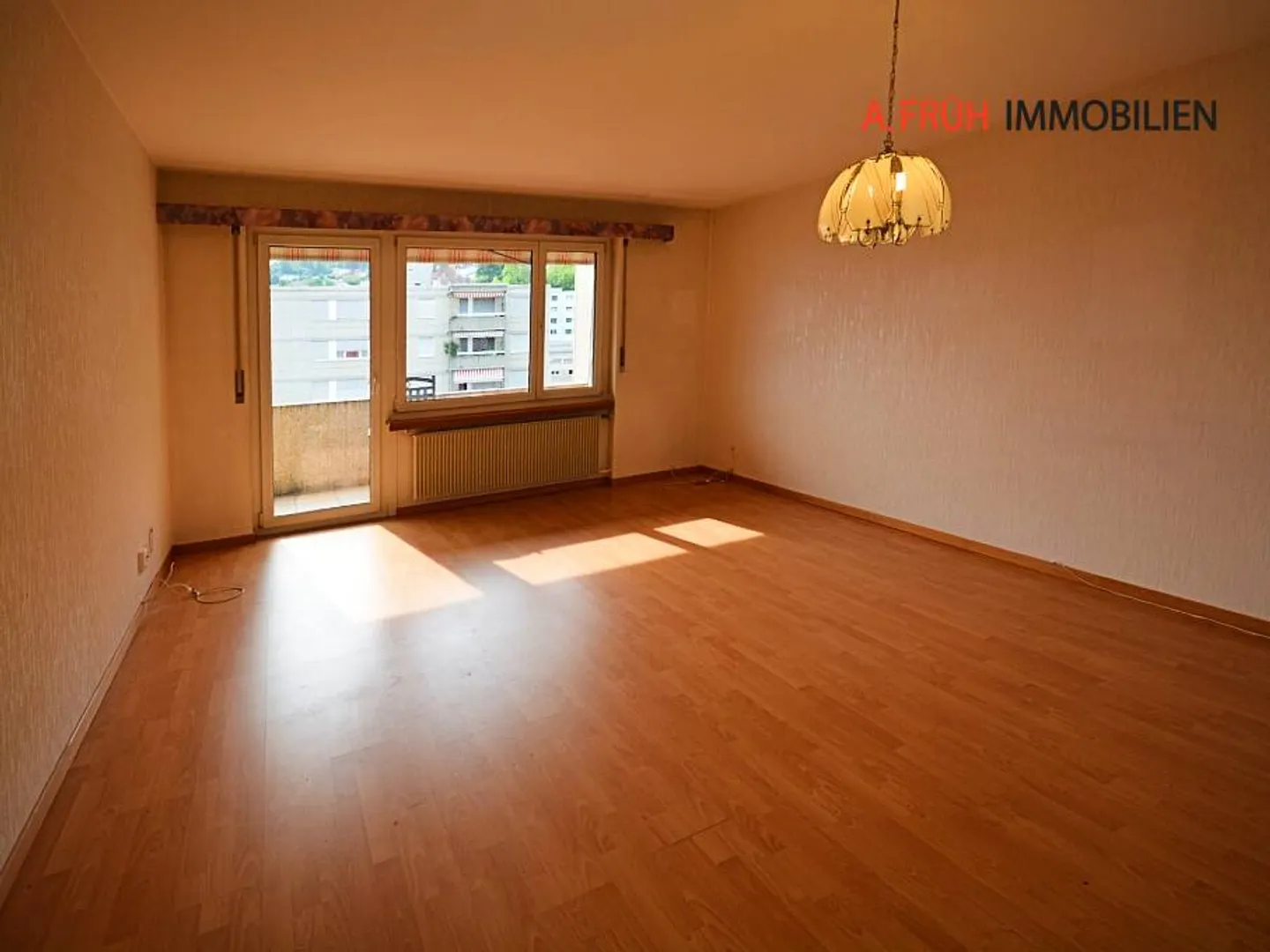 Luminoso appartamento attico di 4,5 stanze con vista sulle montagne e grande balcone - Foto 8 di 13