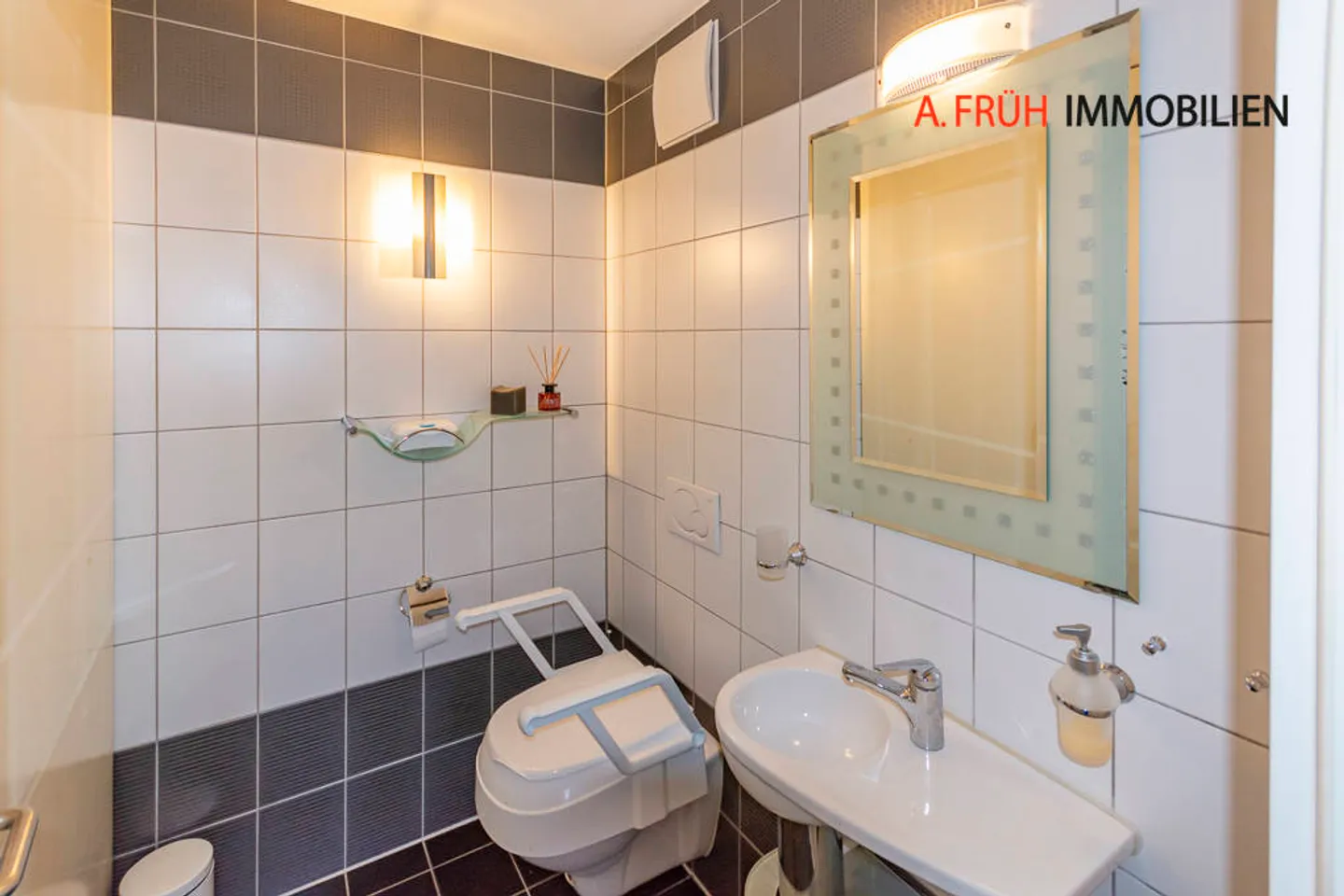 Ampio appartamento con terrazza di 4,5 locali con camino e bagno benessere - Foto 8 di 13