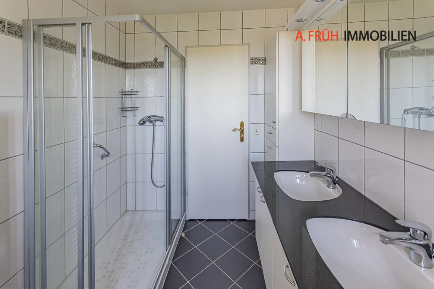 Living with a View: Penthouse Apartment with Potential for Individual Design - Photo 5 of 8