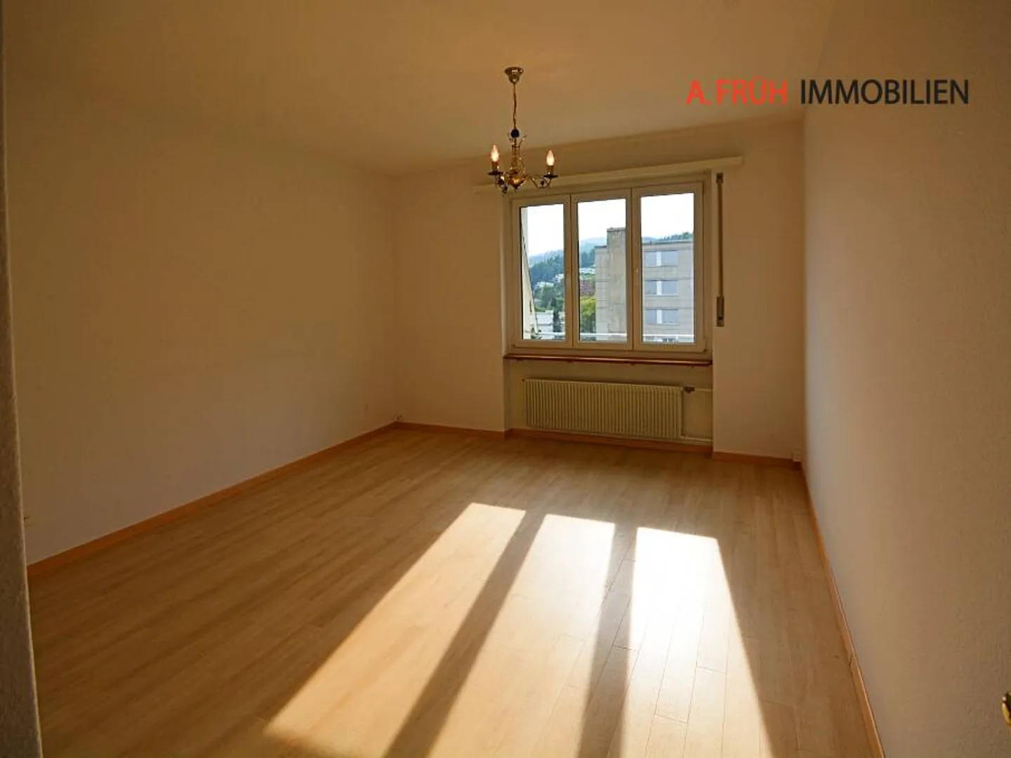 Luminoso appartamento attico di 4,5 stanze con vista sulle montagne e grande balcone - Foto 10 di 13