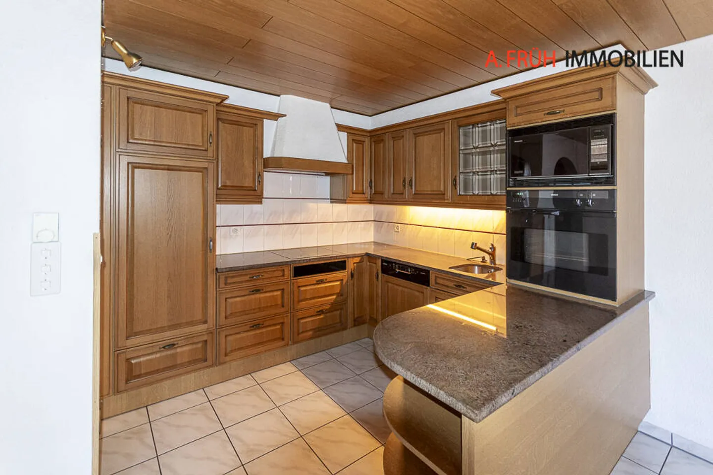 Vivre au centre avec ascenseur et cheminée - Appartement avec caractère - Photo 3 sur 9