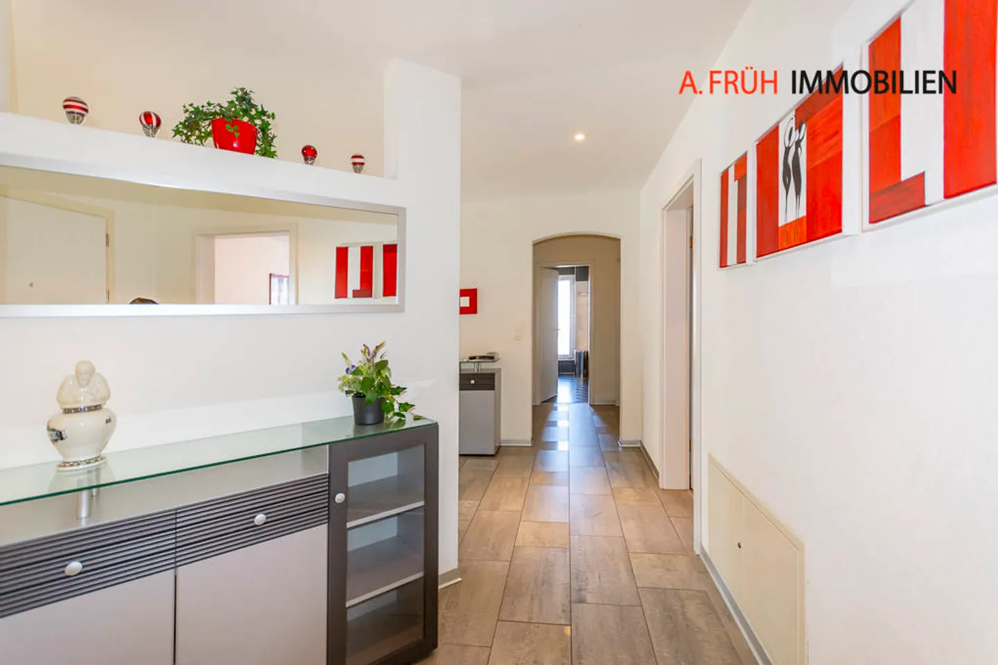 Ampio appartamento con terrazza di 4,5 locali con camino e bagno benessere - Foto 3 di 13