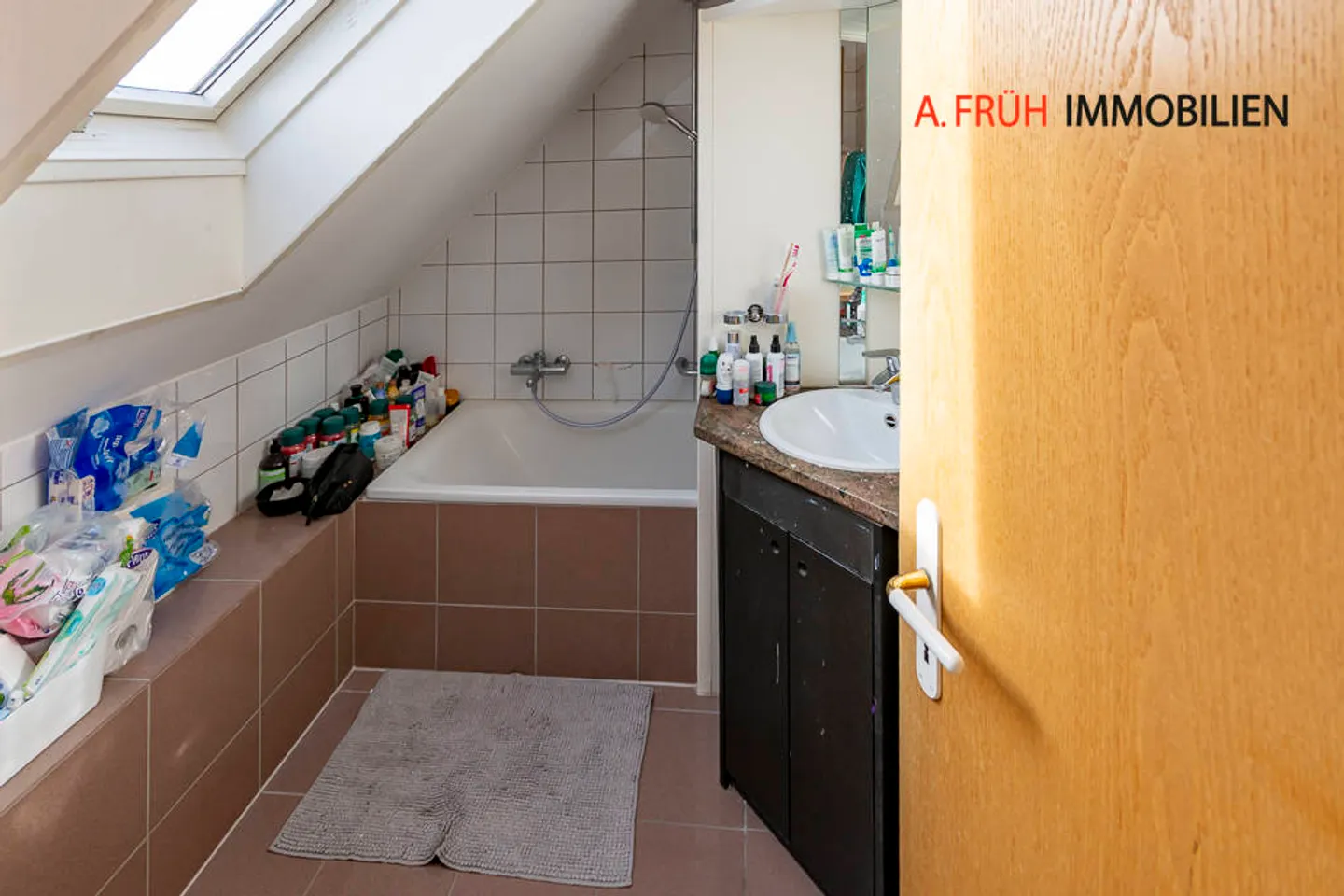 Multi-family house with charm and potential at the foot of the Jura - Photo 4 of 13