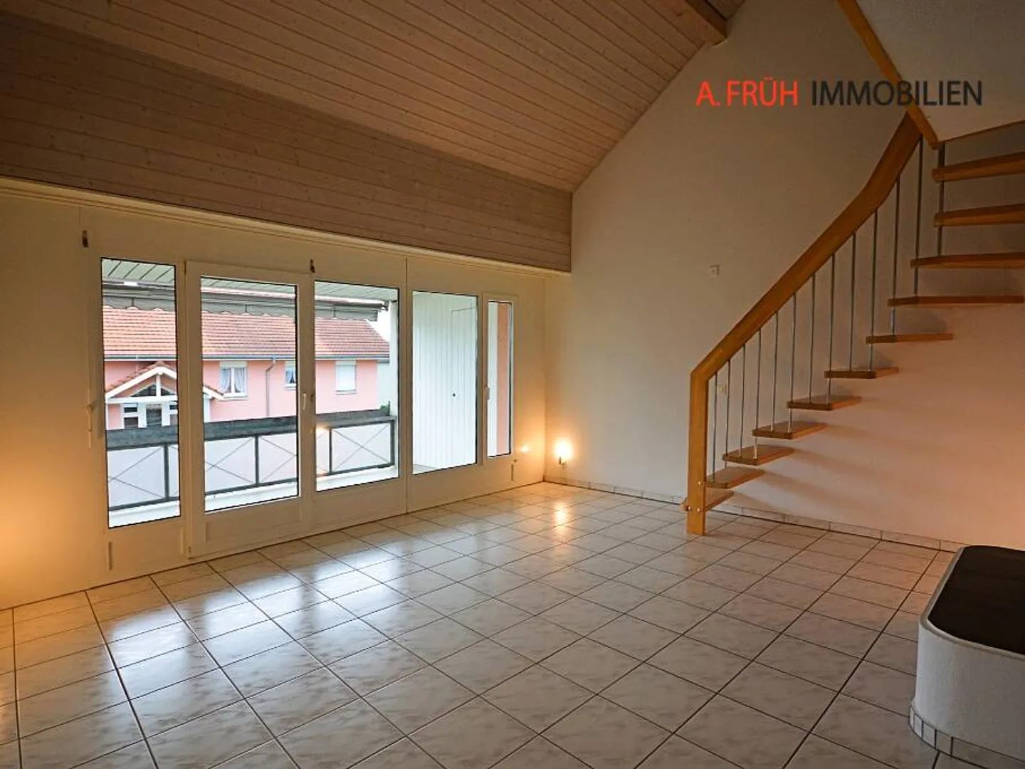 Charming 4.5-room maisonette attic with fireplace and balcony overlooking greenery - Photo 3 of 13