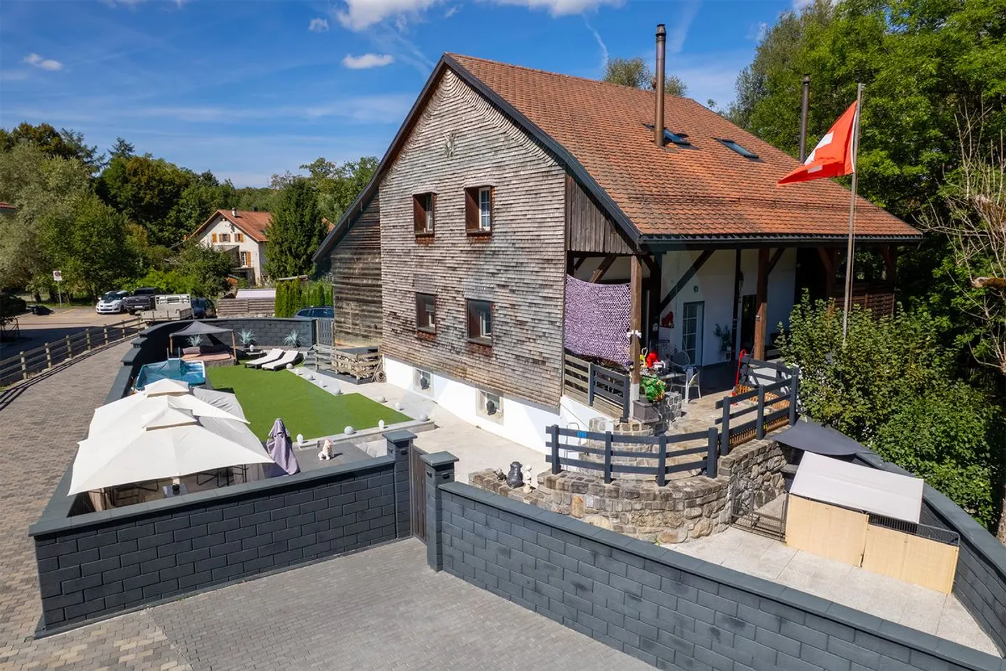 Ground floor apartment, fully renovated in an old mill, with a huge garden - Photo 1 of 13