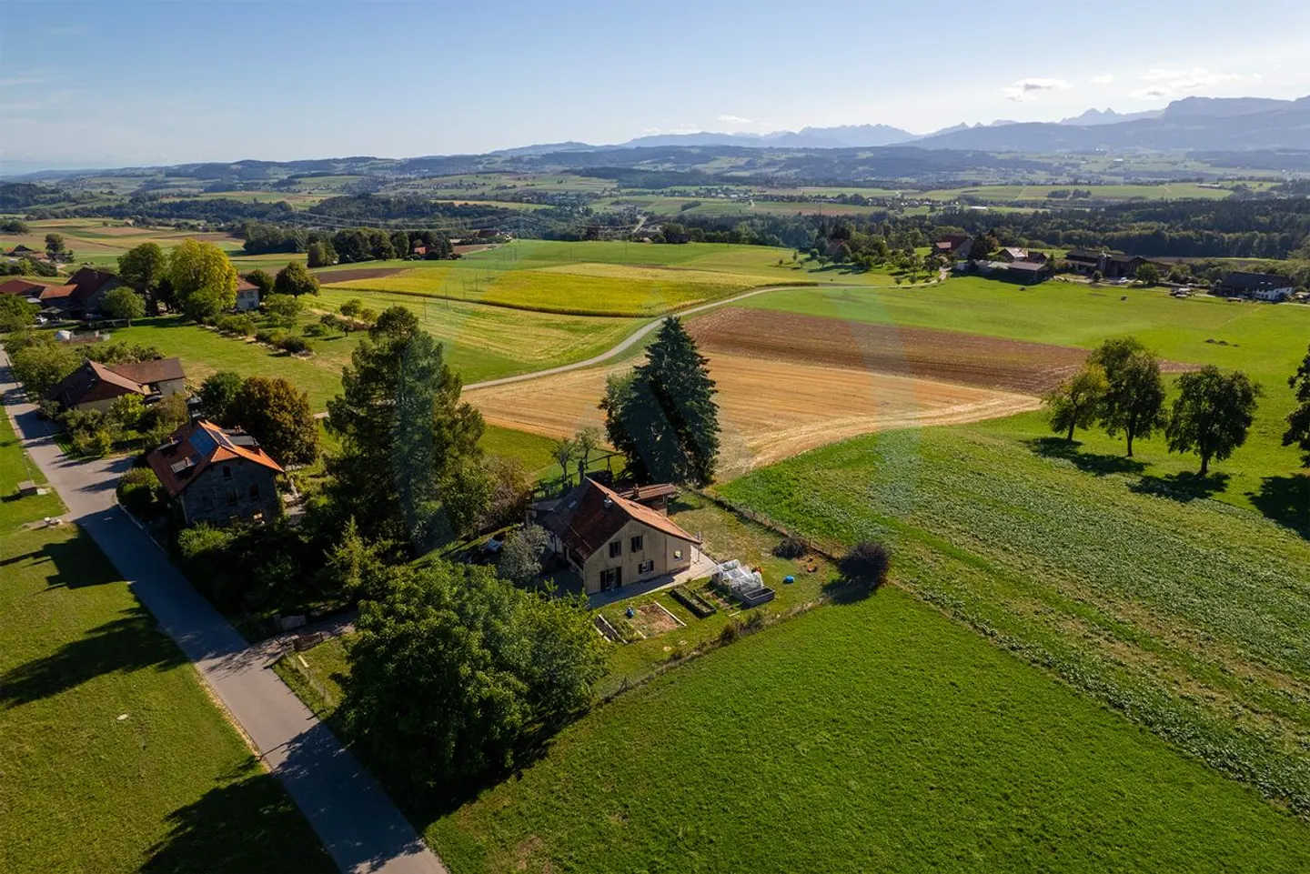 Large house in absolute calm with superb garden facing the Moléson - Photo 1 of 13