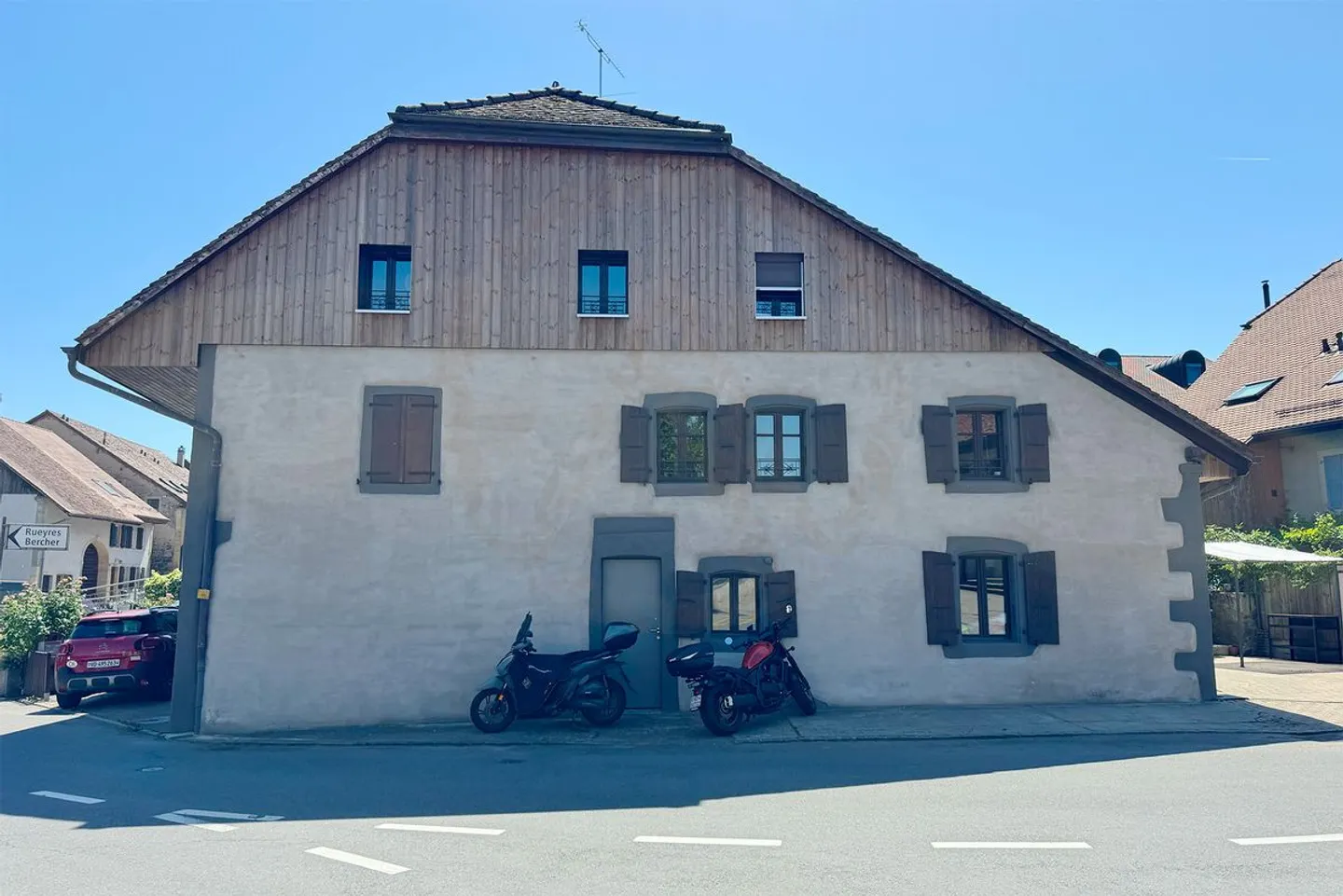 In Pailly - Live in one, rent the other: 295 m² and immediate rental income! - Photo 3 of 13