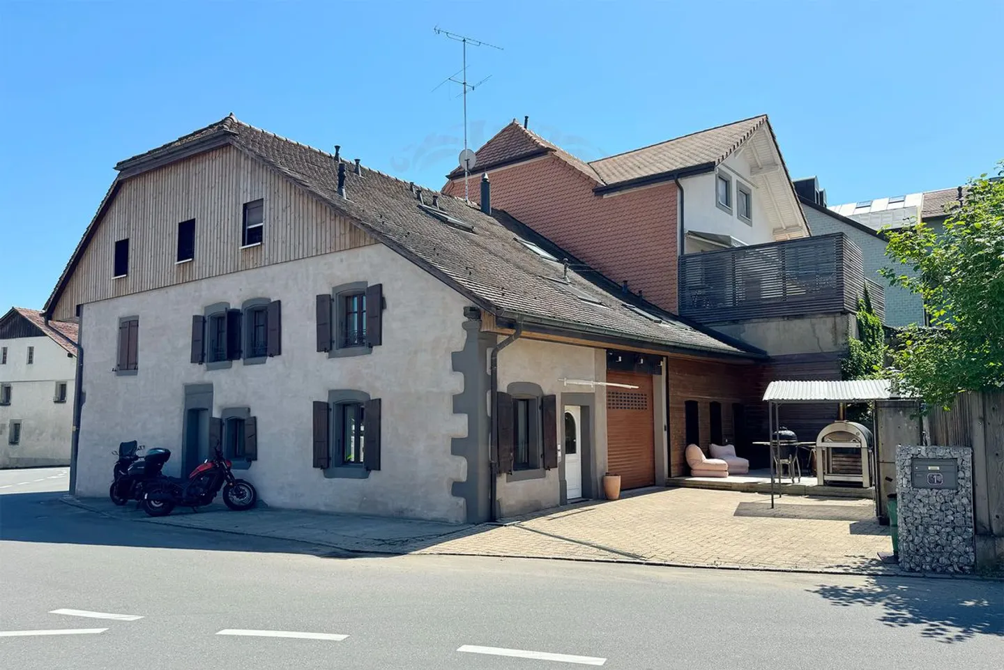 In Pailly - Live in one, rent the other: 295 m² and immediate rental income! - Photo 1 of 13