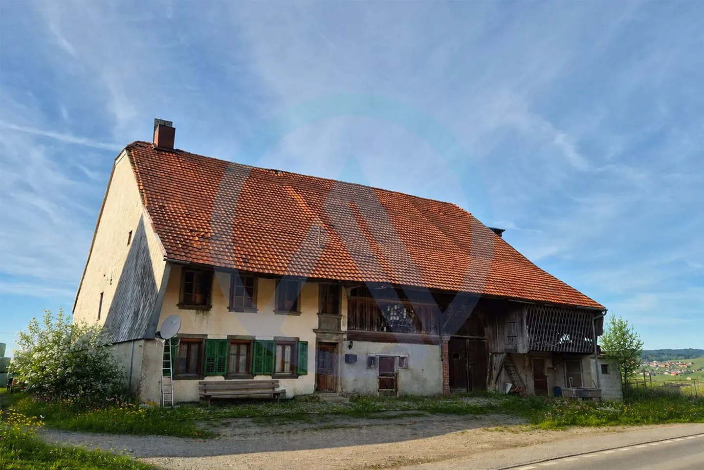 VAULRUZ - Large farm from 1852 to renovate, with exceptional volumes - Photo 2 of 13