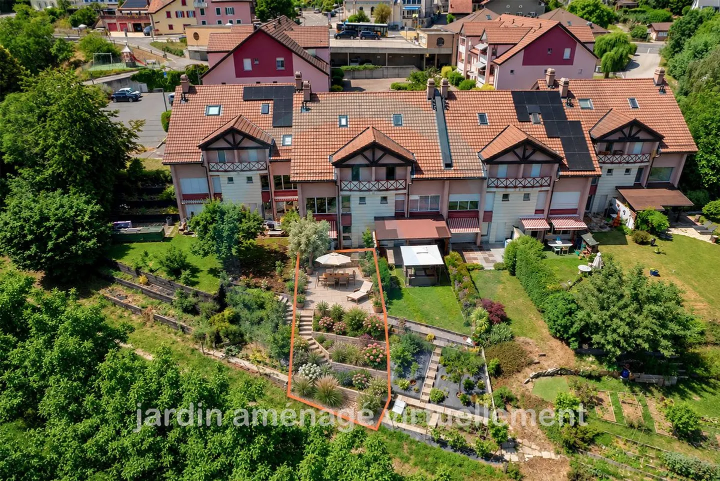 Spacious well-maintained 5.5-room house with garden two minutes from Aubonne - Photo 1 of 13