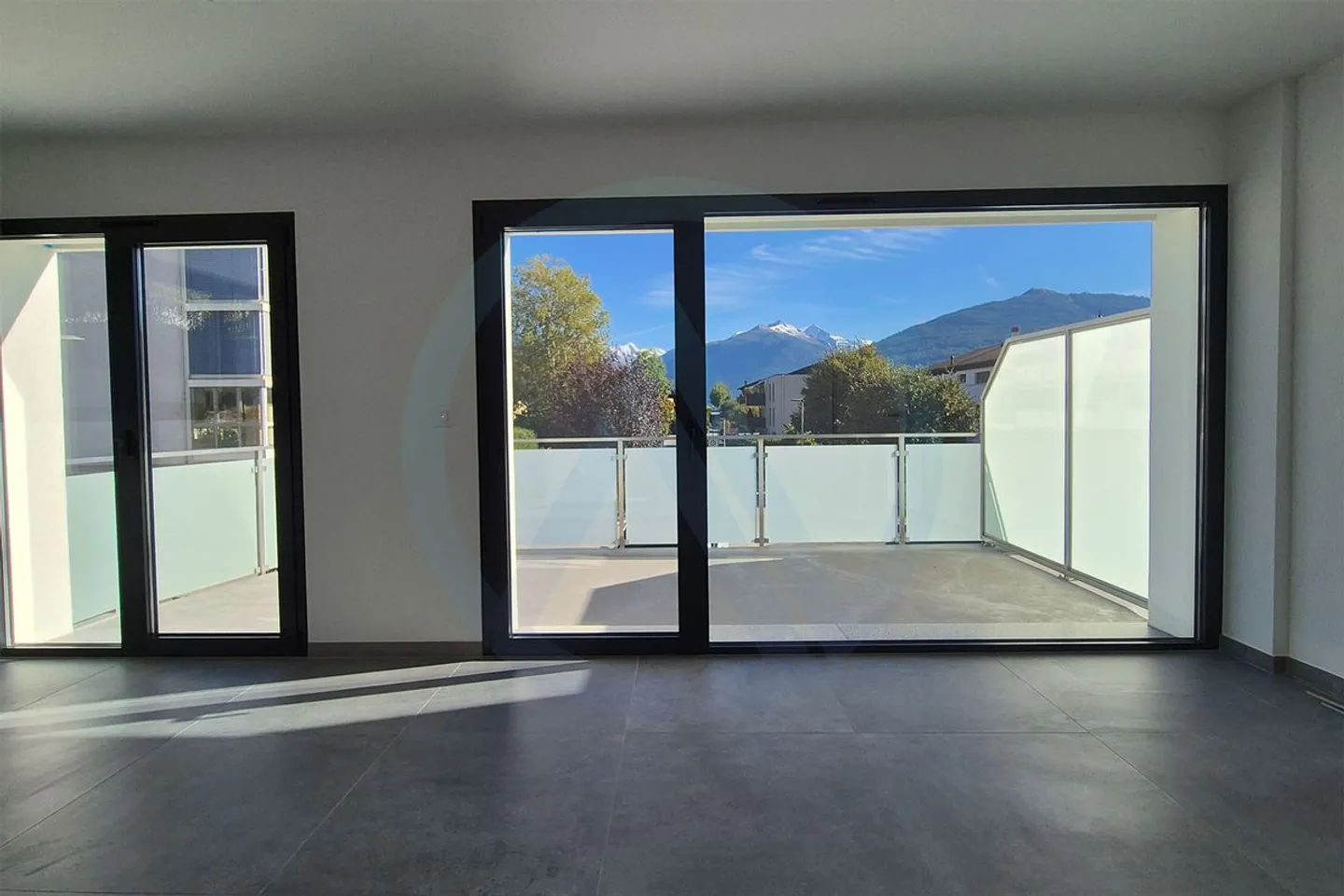 Stilvolle Doppelhaushälfte mit Aussicht - Foto 3 von 13