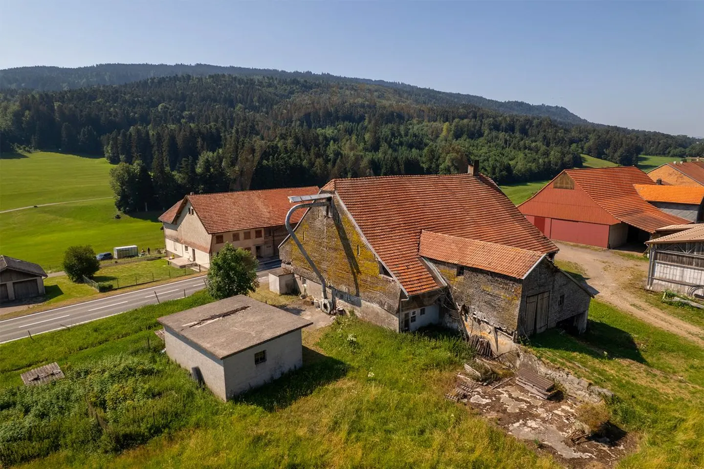 VAULRUZ - Large farm from 1852 to renovate, with exceptional volumes - Photo 1 of 13