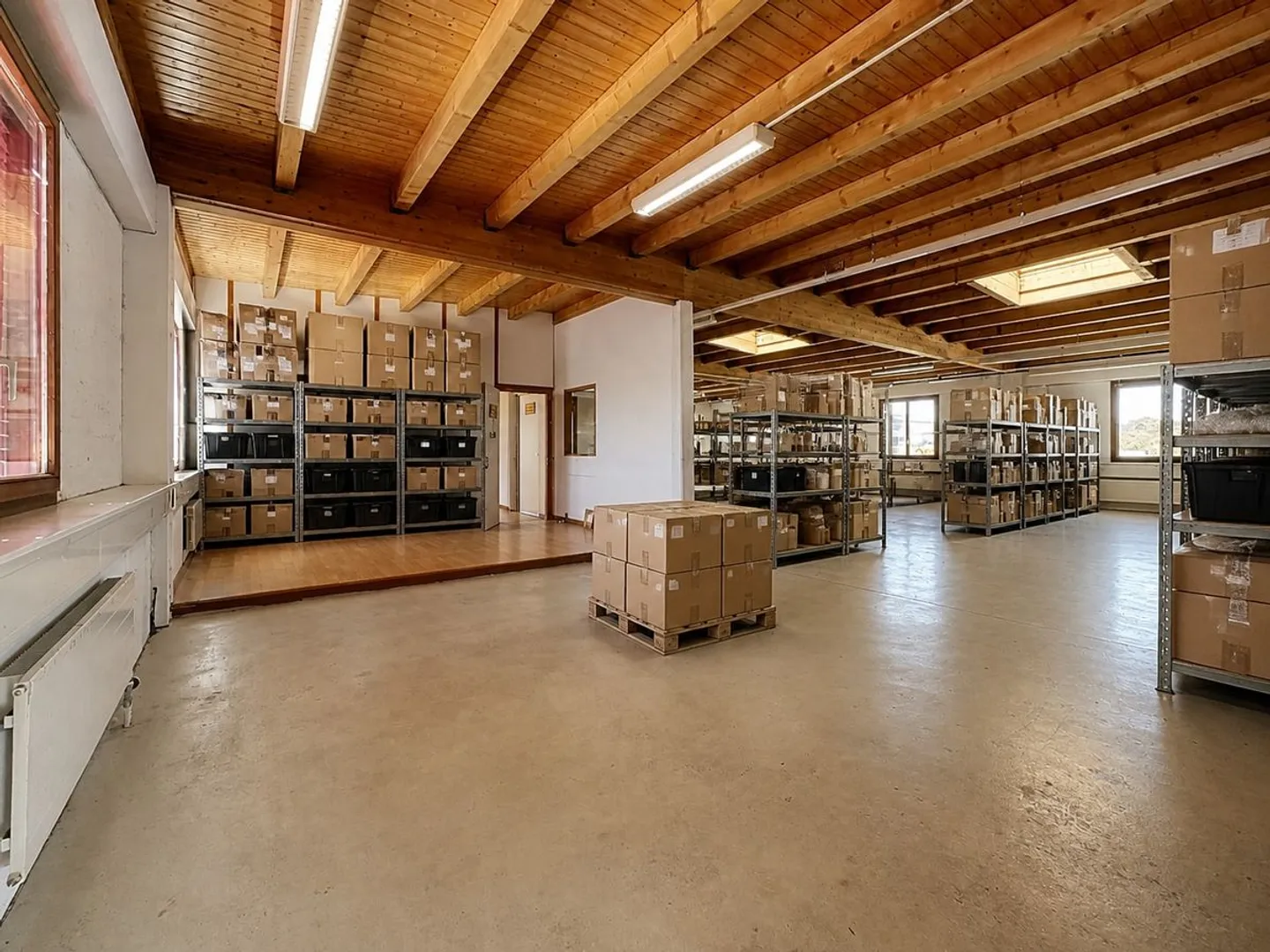 Commercial space of 207 m² in one unit, 2nd floor without a single step, 3 outdoor parking spaces included, available immediately - Photo 6 of 13