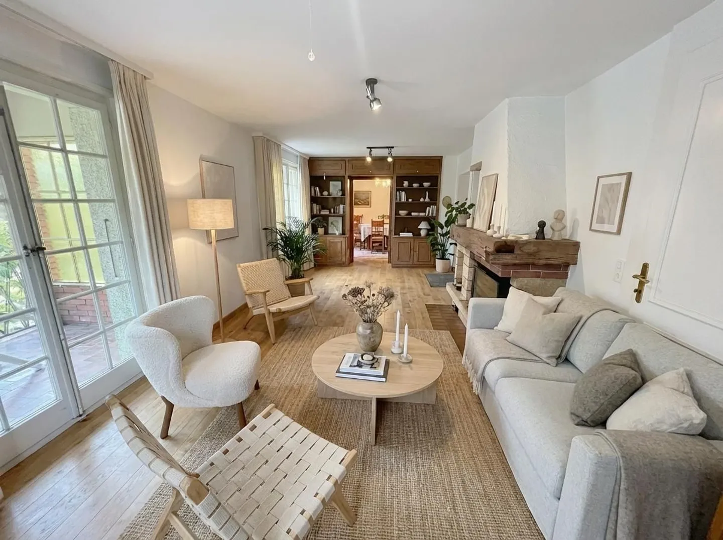 Spacious family home, plot of 1147 m2 - Photo 3 of 13