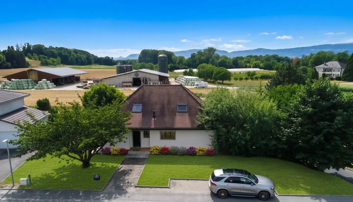 Spacious family villa on an exceptional plot of 1,435 m² - Photo 3 of 13