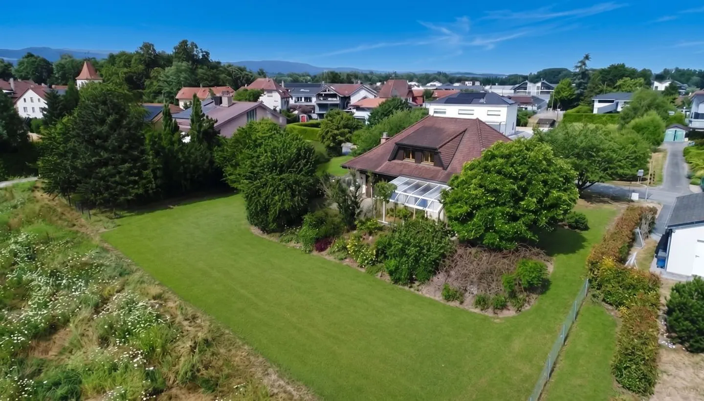 Spacious family villa on an exceptional plot of 1,435 m² - Photo 1 of 13