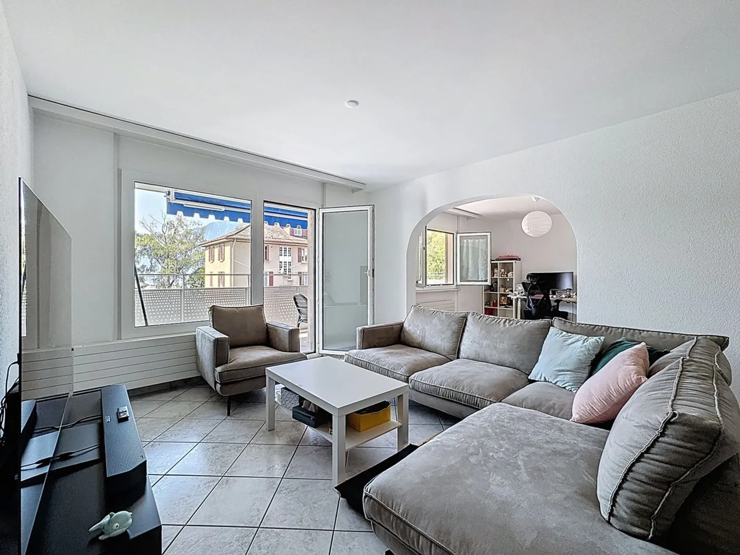 Renovated apartment in 2024, facing south, lake view just steps from all amenities - Photo 5 of 11