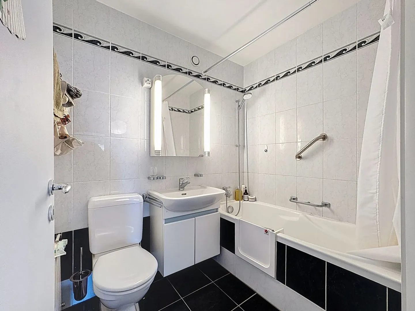 Renovated apartment in 2024, facing south, lake view just steps from all amenities - Photo 9 of 11
