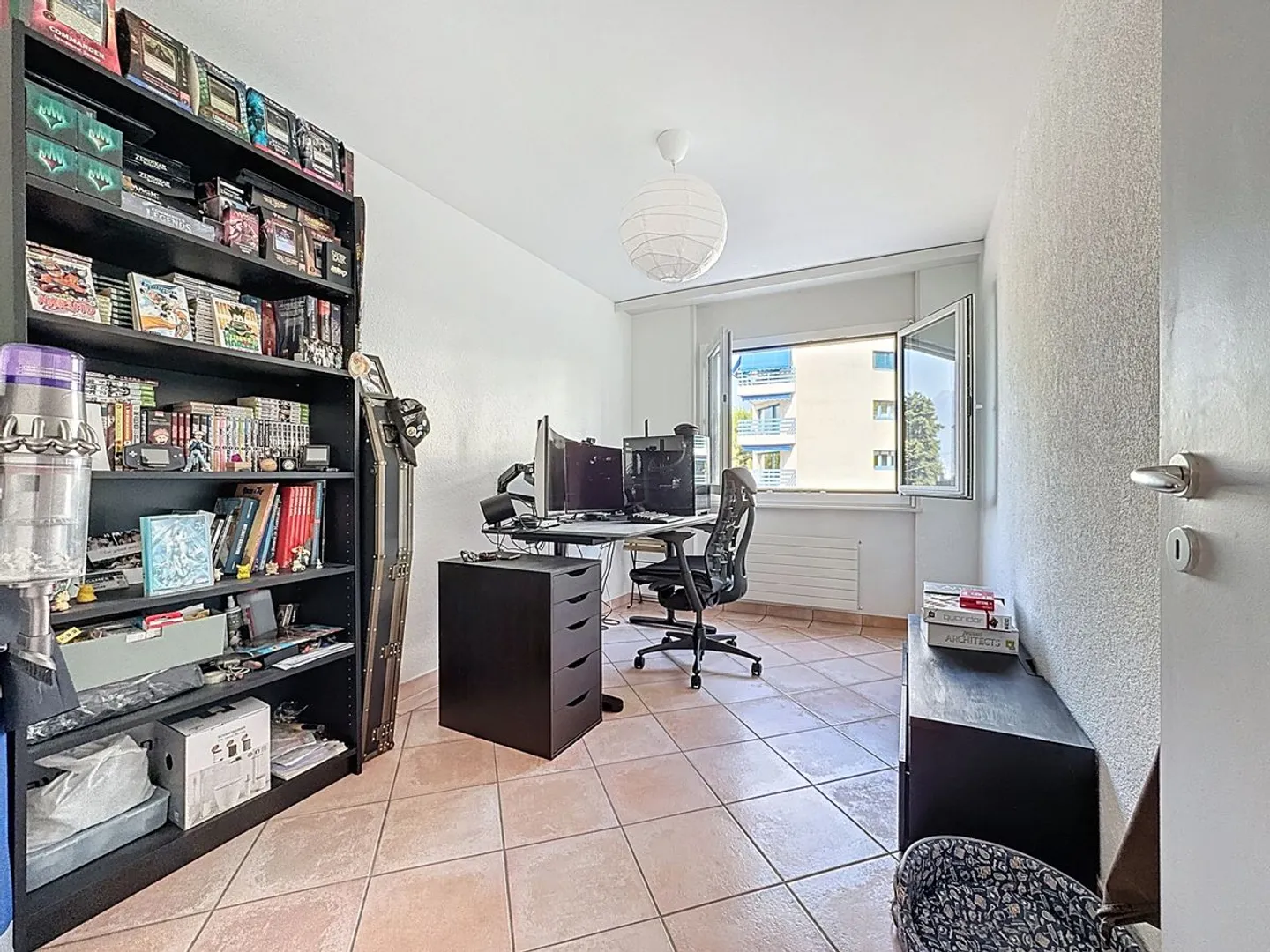 Renovated apartment in 2024, facing south, lake view just steps from all amenities - Photo 8 of 11