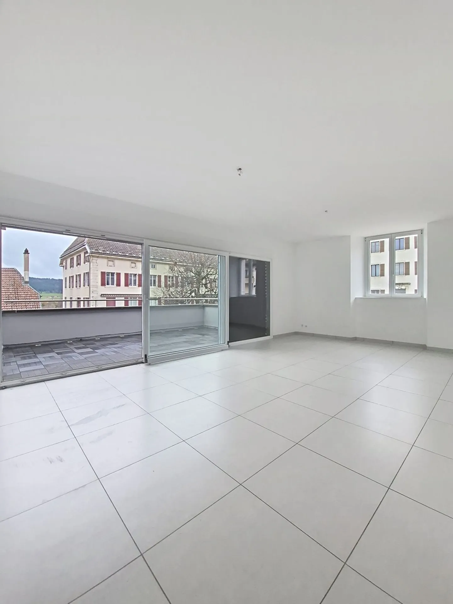 Bellissimo appartamento luminoso e ristrutturato, 5,5 locali - vicino alla natura - Foto 3 di 11