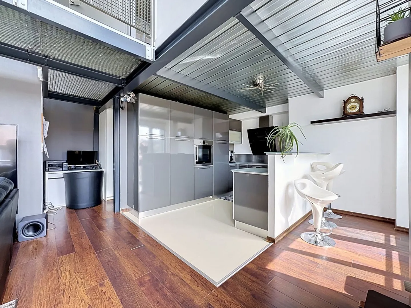 Luce, altezza, carattere: un duplex come nessun altro a La Chaux-de-Fonds - Foto 3 di 10