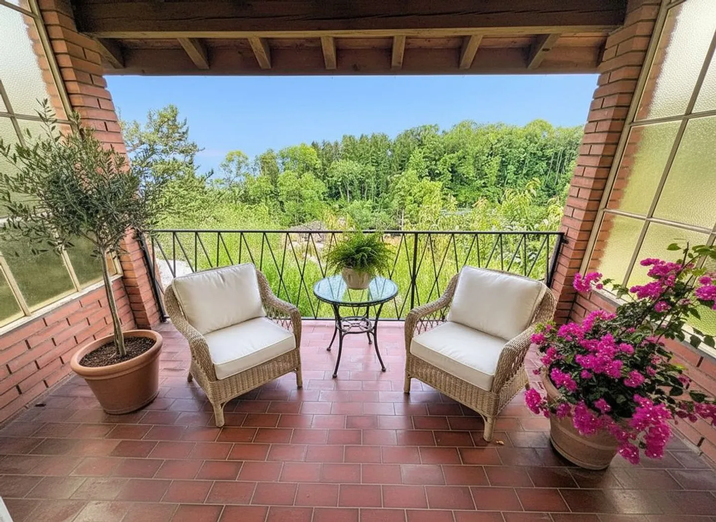 Spacious family home, plot of 1147 m2 - Photo 4 of 13