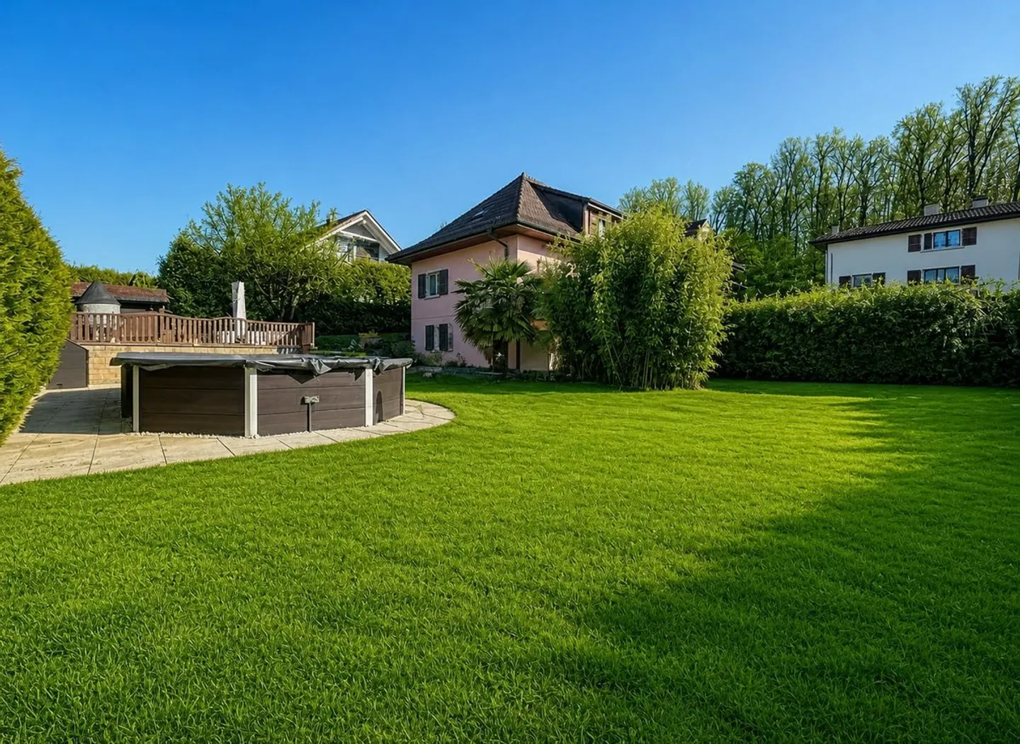 Detached house of 6.5 rooms with a 3-room apartment, pool and large garden - 10 min from Lausanne - Photo 2 of 13