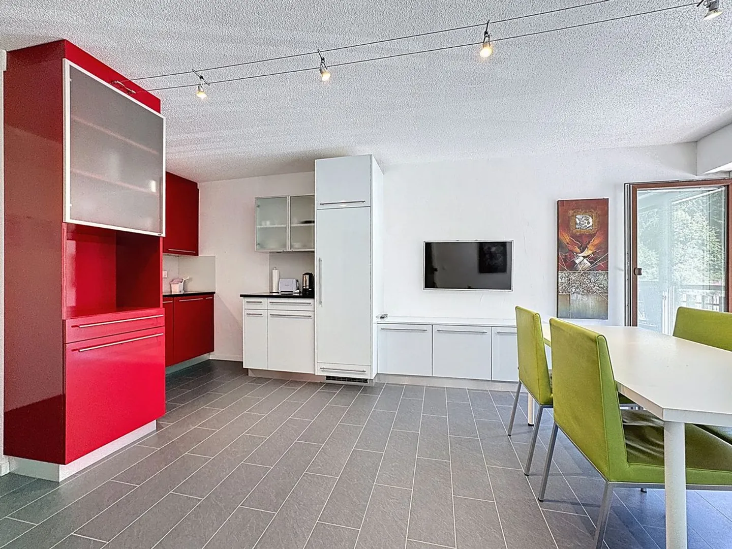 Questo appartamento arredato ai piedi delle piste ti aspetta. Residenza secondaria o principale, sta a te scegliere - Foto 3 di 7