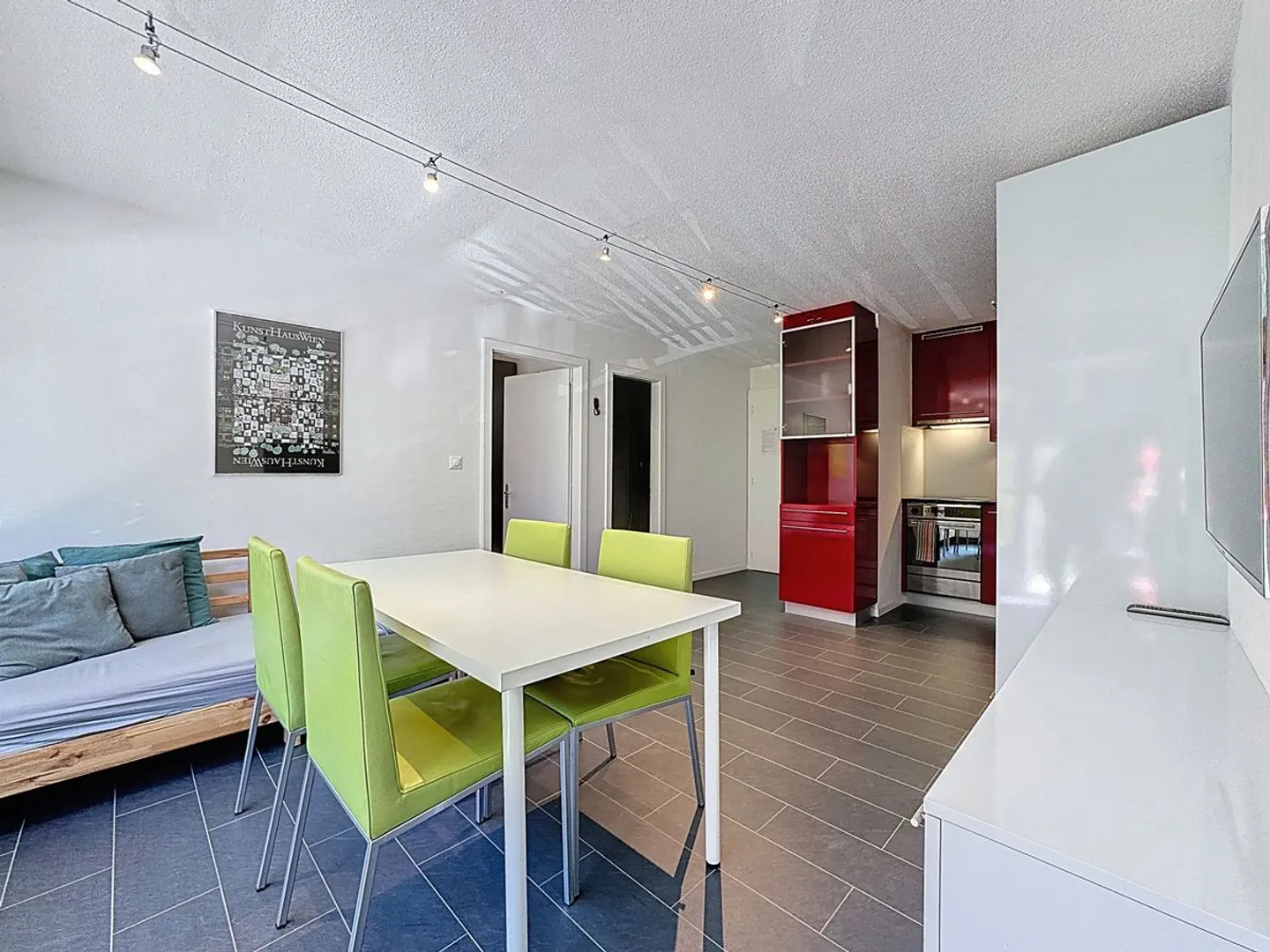 Questo appartamento arredato ai piedi delle piste ti aspetta. Residenza secondaria o principale, sta a te scegliere - Foto 1 di 7