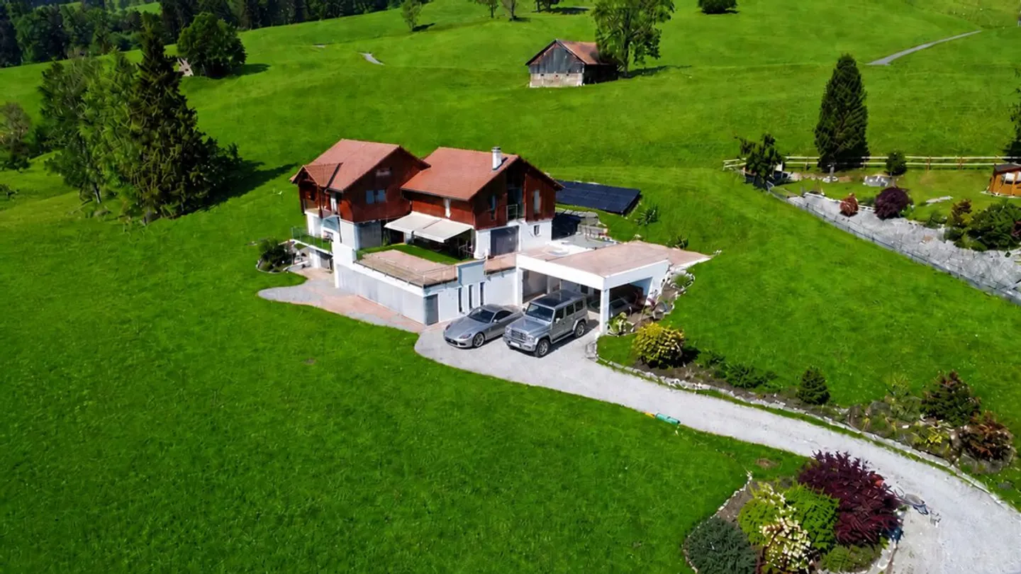 PROPRIÉTÉ D'EXCEPTION AVEC ESPACE WELLNESS PRIVATIF ET VUE PANORAMIQUE SUR LES PRÉALPES - Foto 2 di 13