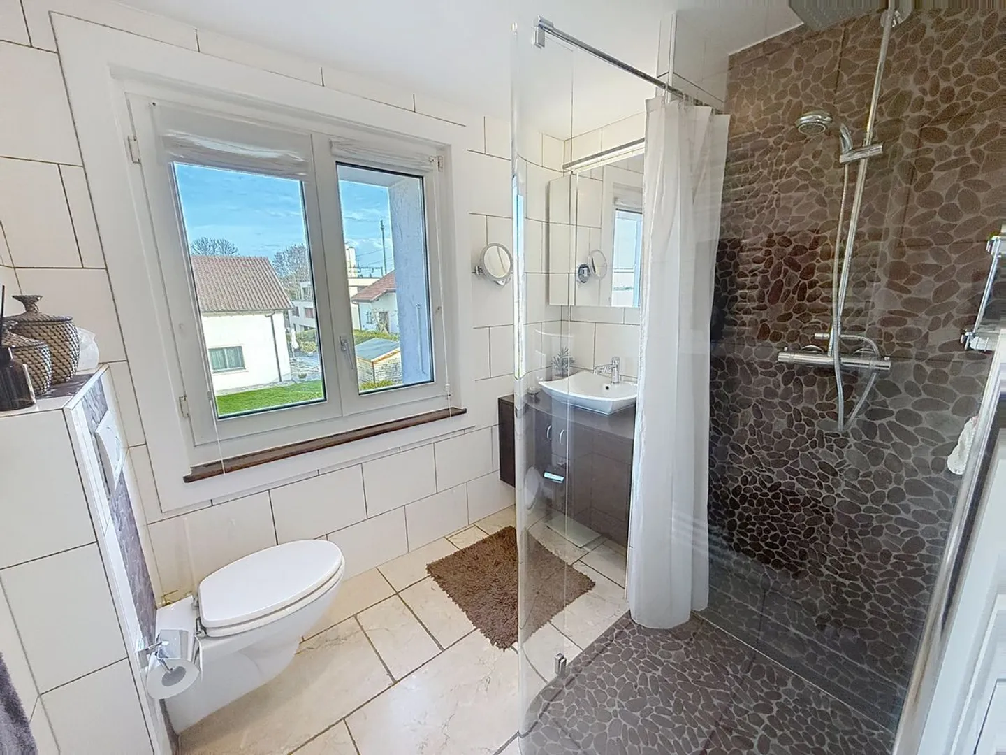 Beautifully renovated property with a large, tree-lined garden - Photo 9 of 13