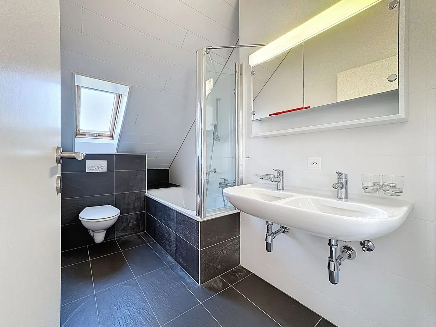 Duplex 4.5 rooms on the top floor with spectacular view of Lake Geneva, the Alps, and the vineyards - Photo 10 of 11