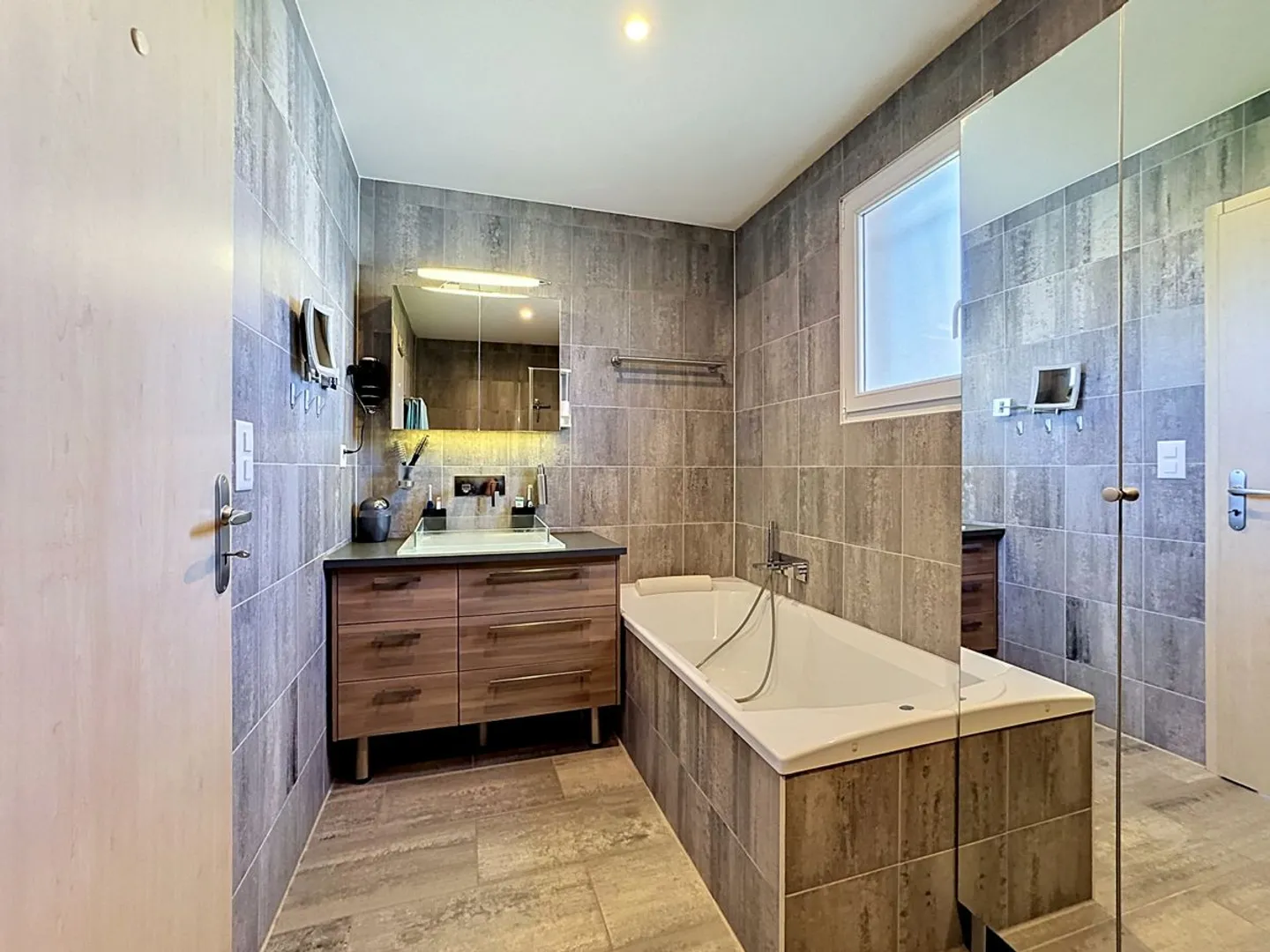 Villa unifamiliare con 4.5 stanze, piscina, jacuzzi, sala cinema e 3 garage - Foto 13 di 13