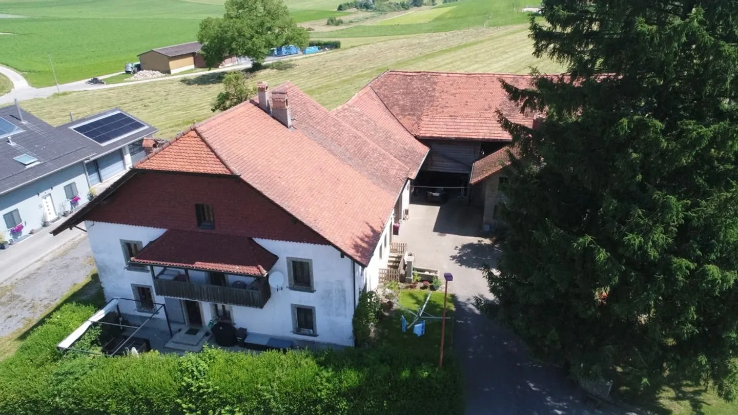 Edificio con due appartamenti e potenziale di ampliamento per un altro appartamento di circa 100 m2 - Foto 1 di 13